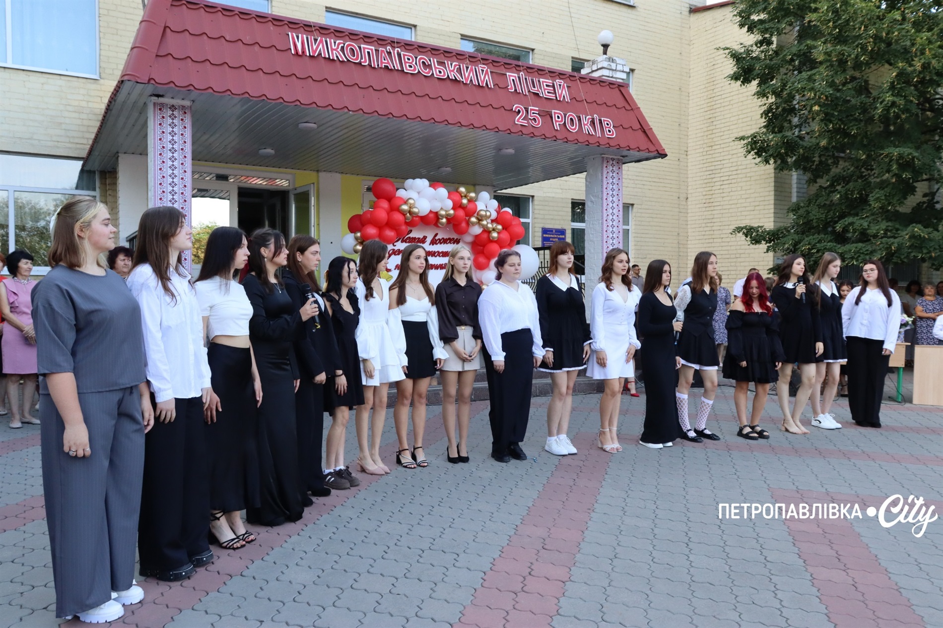 Свято Першого дзвоника у Миколаївській громаді: ювілеї шкіл, солідні подарунки та надія на Перемогу