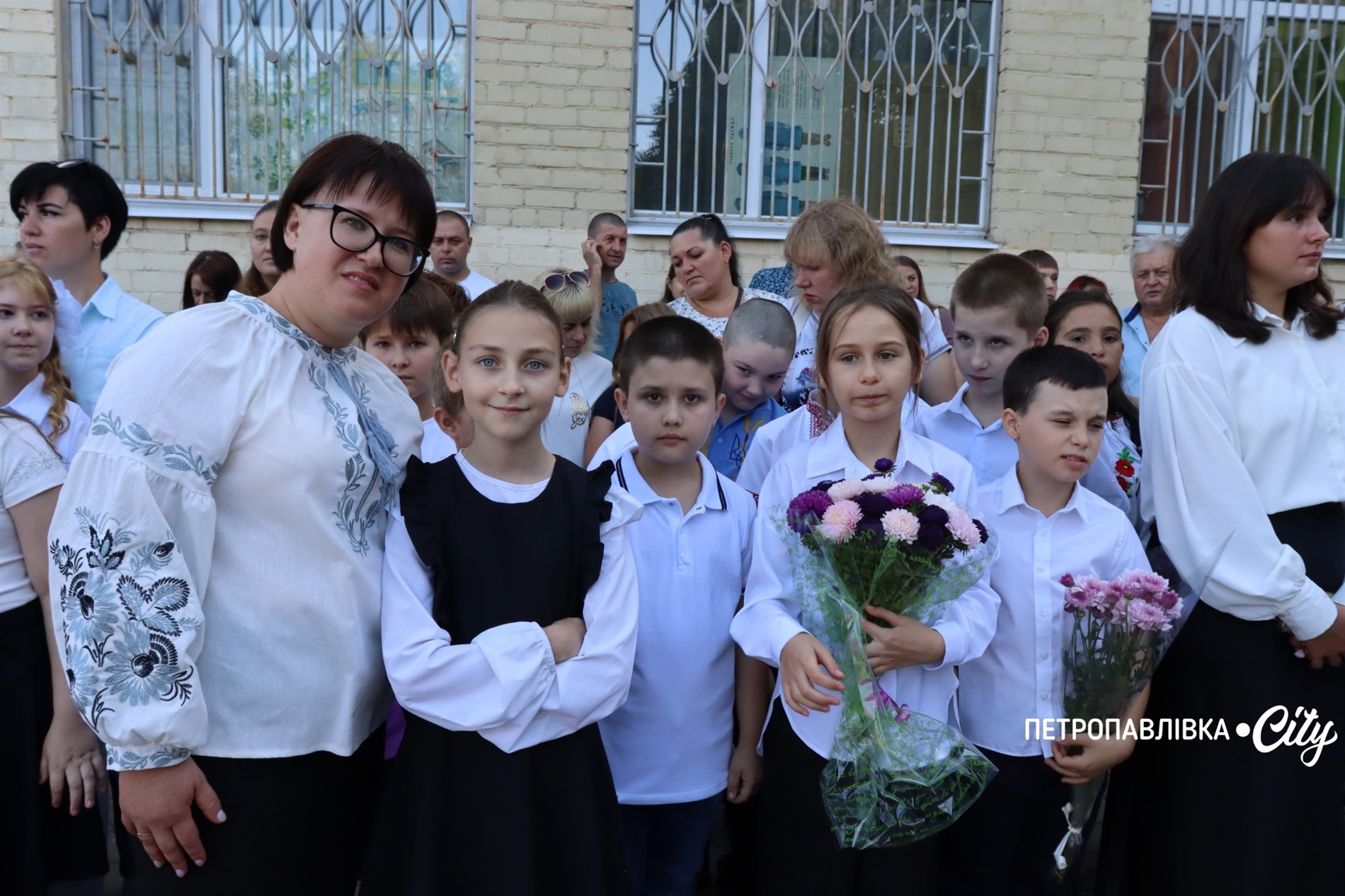 Свято Першого дзвоника у Миколаївській громаді: ювілеї шкіл, солідні подарунки та надія на Перемогу