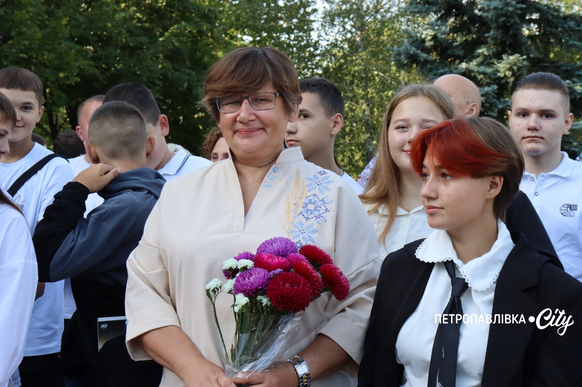 Свято Першого дзвоника у Миколаївській громаді: ювілеї шкіл, солідні подарунки та надія на Перемогу