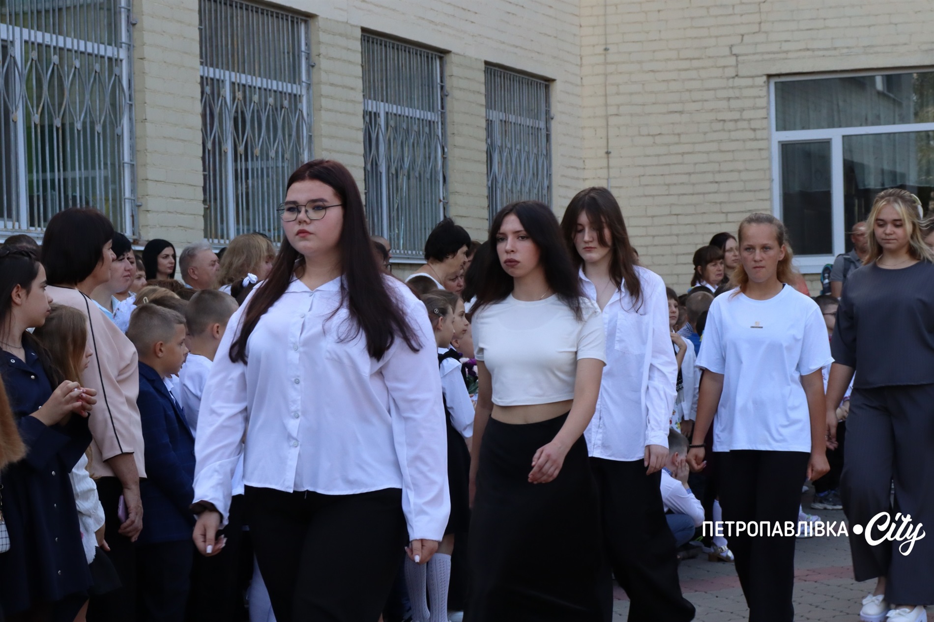 Свято Першого дзвоника у Миколаївській громаді: ювілеї шкіл, солідні подарунки та надія на Перемогу