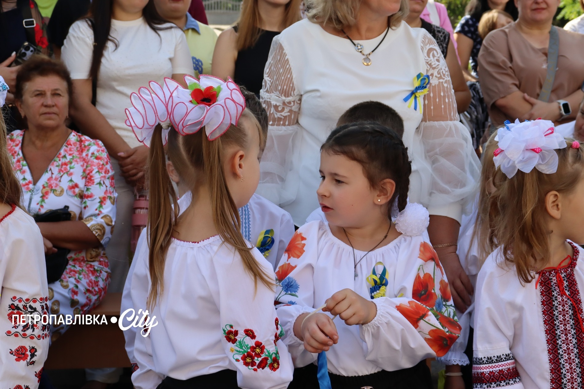 Свято Першого дзвоника у Миколаївській громаді: ювілеї шкіл, солідні подарунки та надія на Перемогу