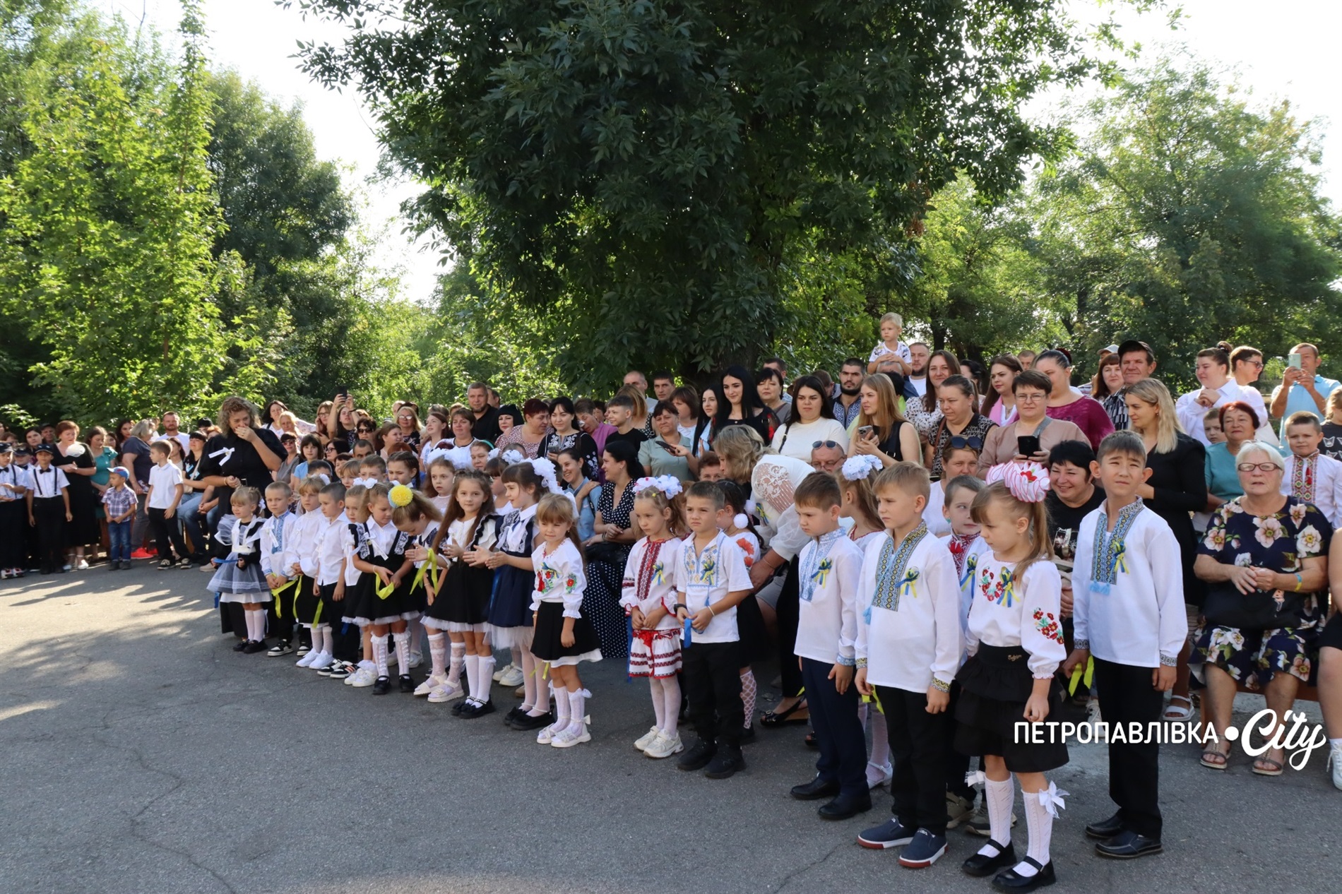 Свято Першого дзвоника у Миколаївській громаді: ювілеї шкіл, солідні подарунки та надія на Перемогу