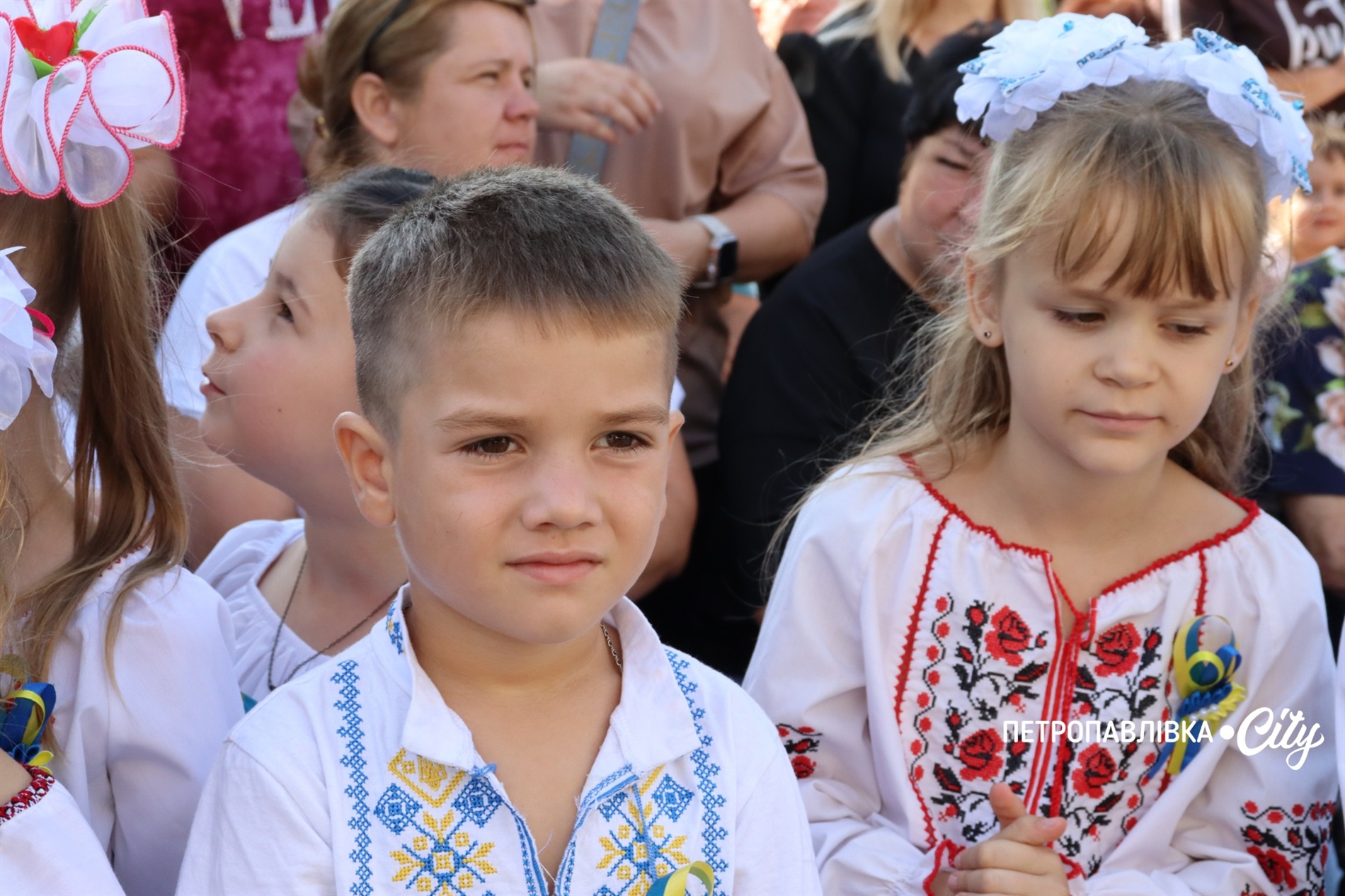 Свято Першого дзвоника у Миколаївській громаді: ювілеї шкіл, солідні подарунки та надія на Перемогу