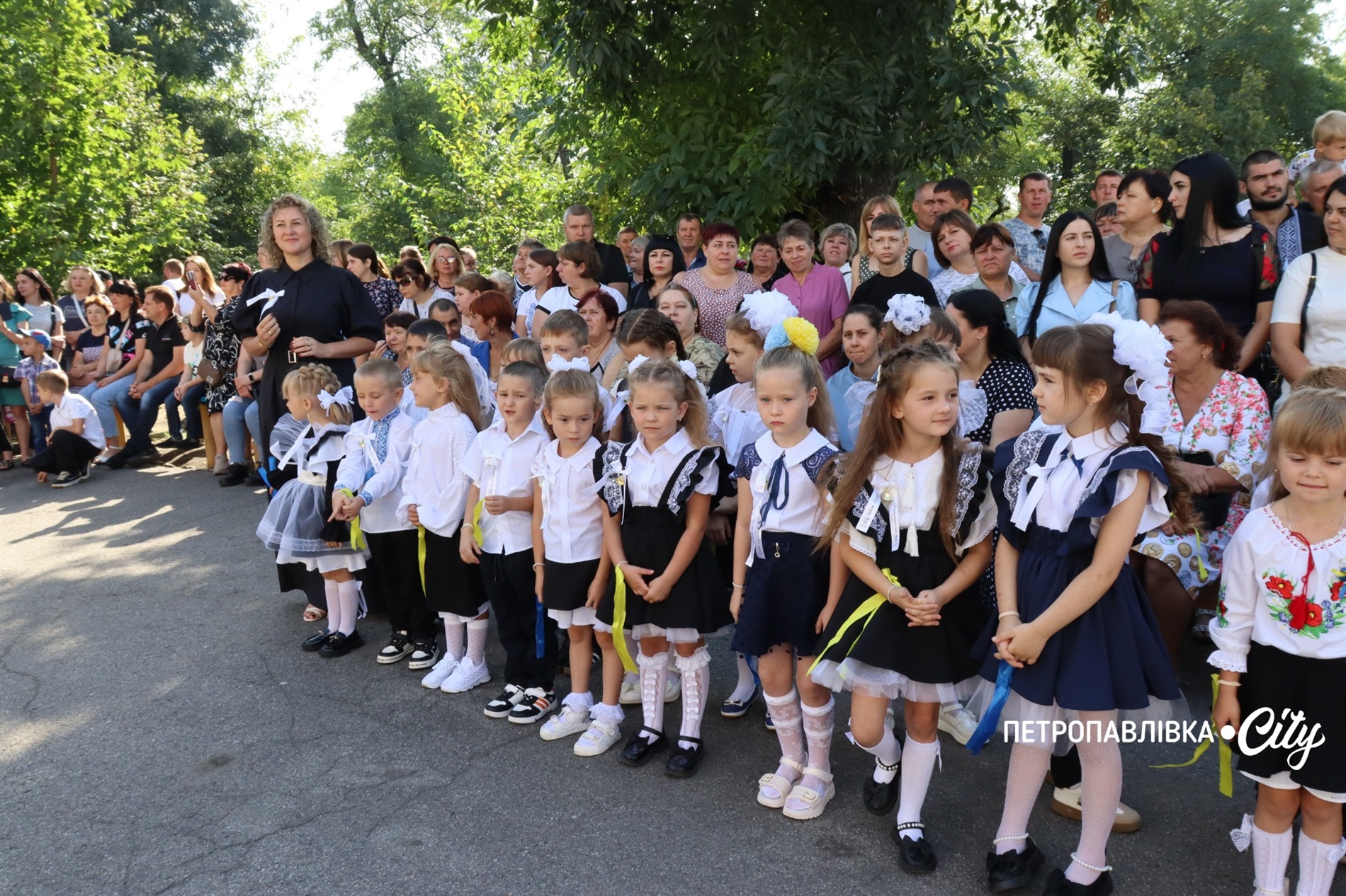 Свято Першого дзвоника у Миколаївській громаді: ювілеї шкіл, солідні подарунки та надія на Перемогу