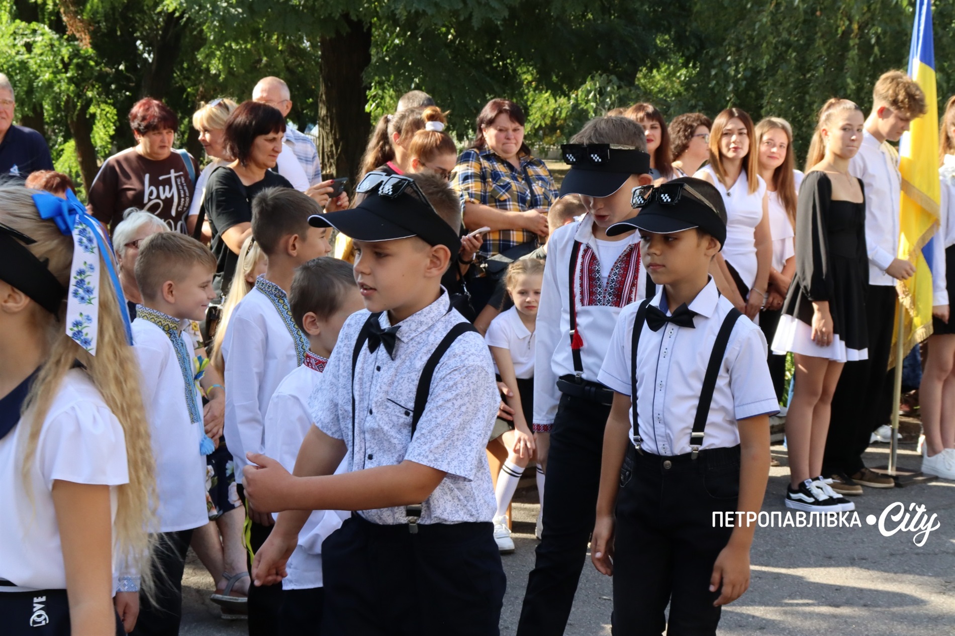 Свято Першого дзвоника у Миколаївській громаді: ювілеї шкіл, солідні подарунки та надія на Перемогу