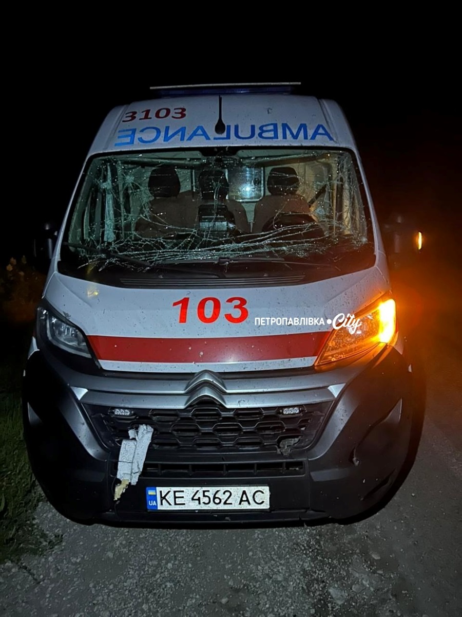 Ворог б’є дронами Петропавлівську громаду: під вогнем автівки та карета швидкої допомоги (ВІДЕО)