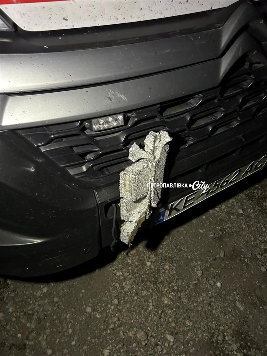 Ворог б’є дронами Петропавлівську громаду: під вогнем автівки та карета швидкої допомоги (ВІДЕО)