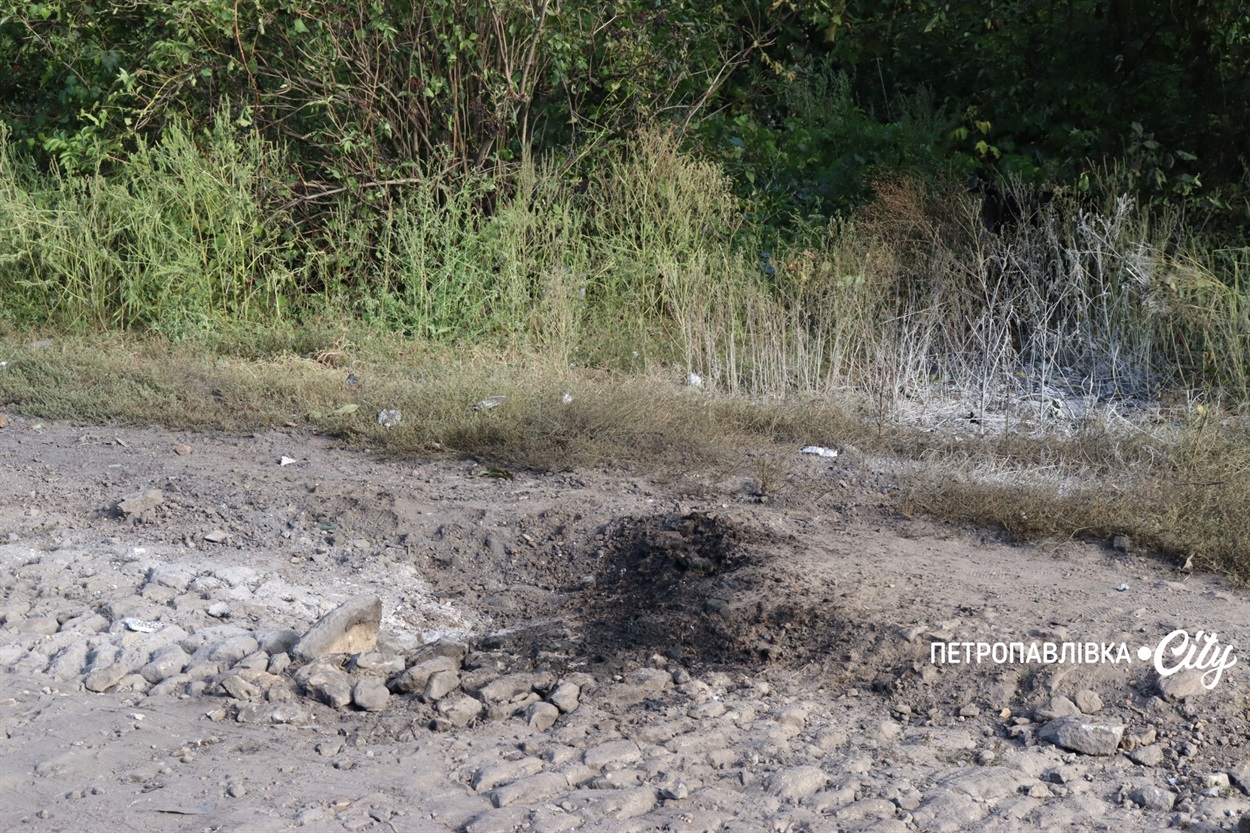 Ворог б’є дронами Петропавлівську громаду: під вогнем автівки та карета швидкої допомоги (ВІДЕО)