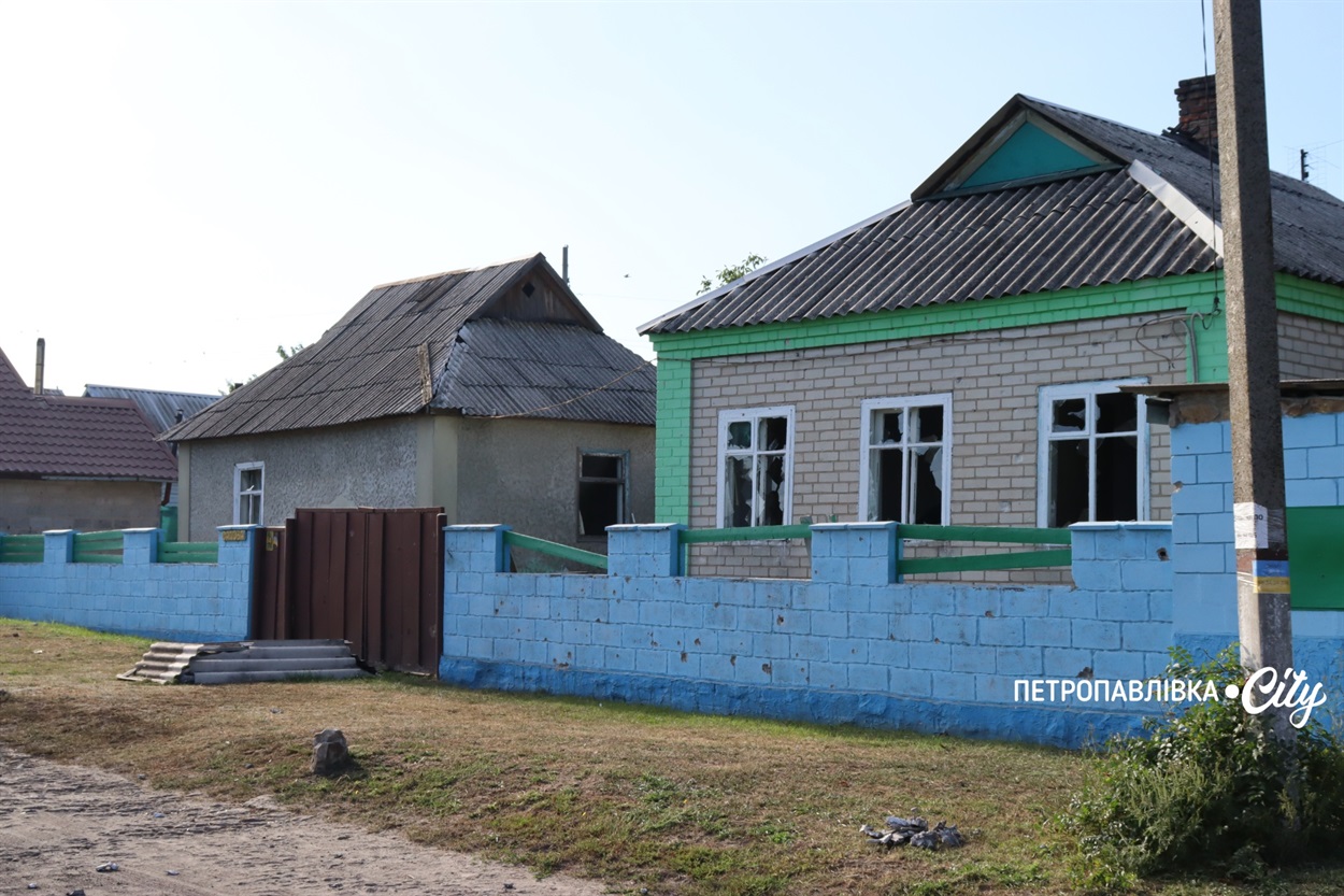 Ворог б’є дронами Петропавлівську громаду: під вогнем автівки та карета швидкої допомоги (ВІДЕО)