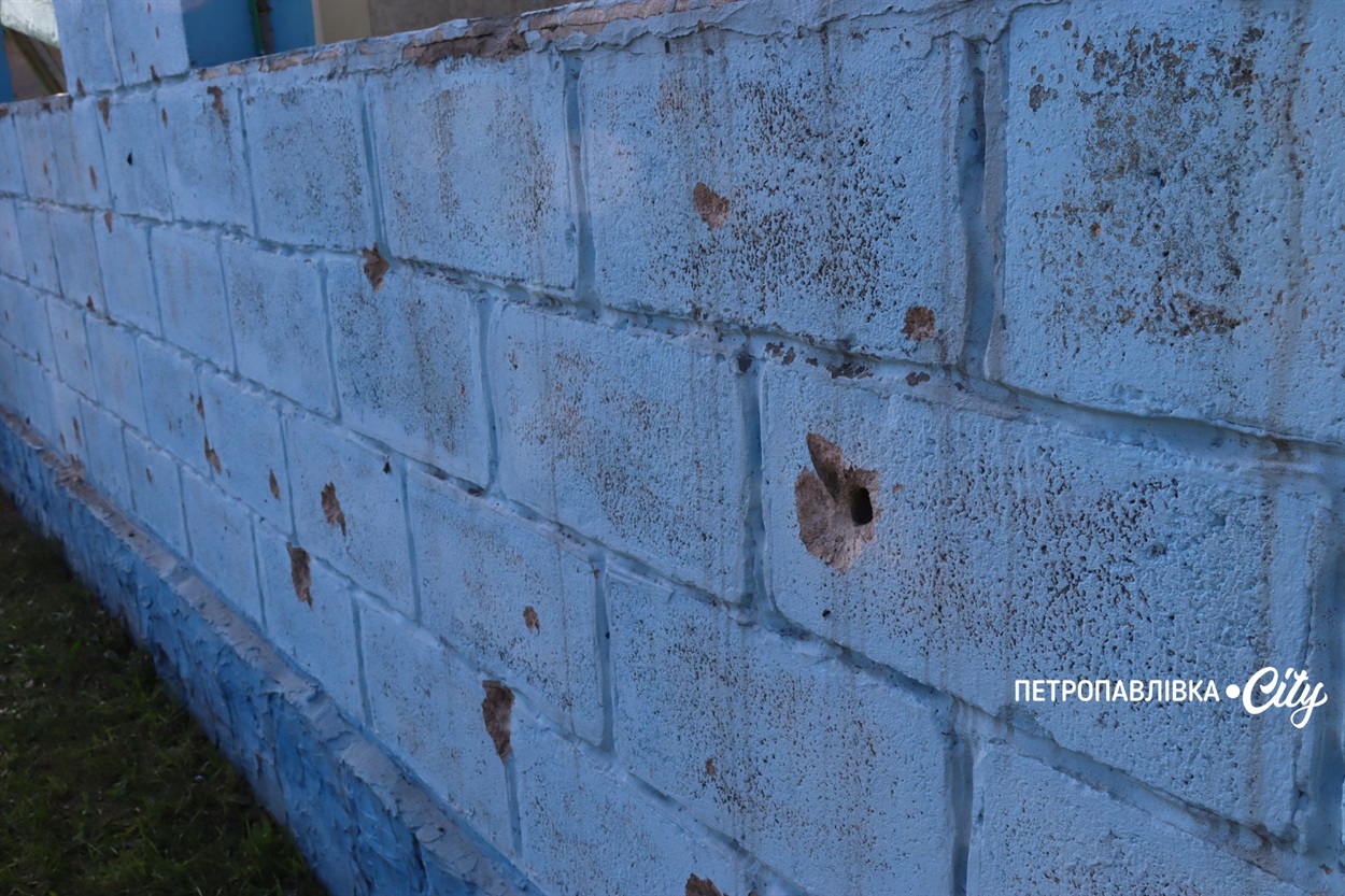Ворог б’є дронами Петропавлівську громаду: під вогнем автівки та карета швидкої допомоги (ВІДЕО)