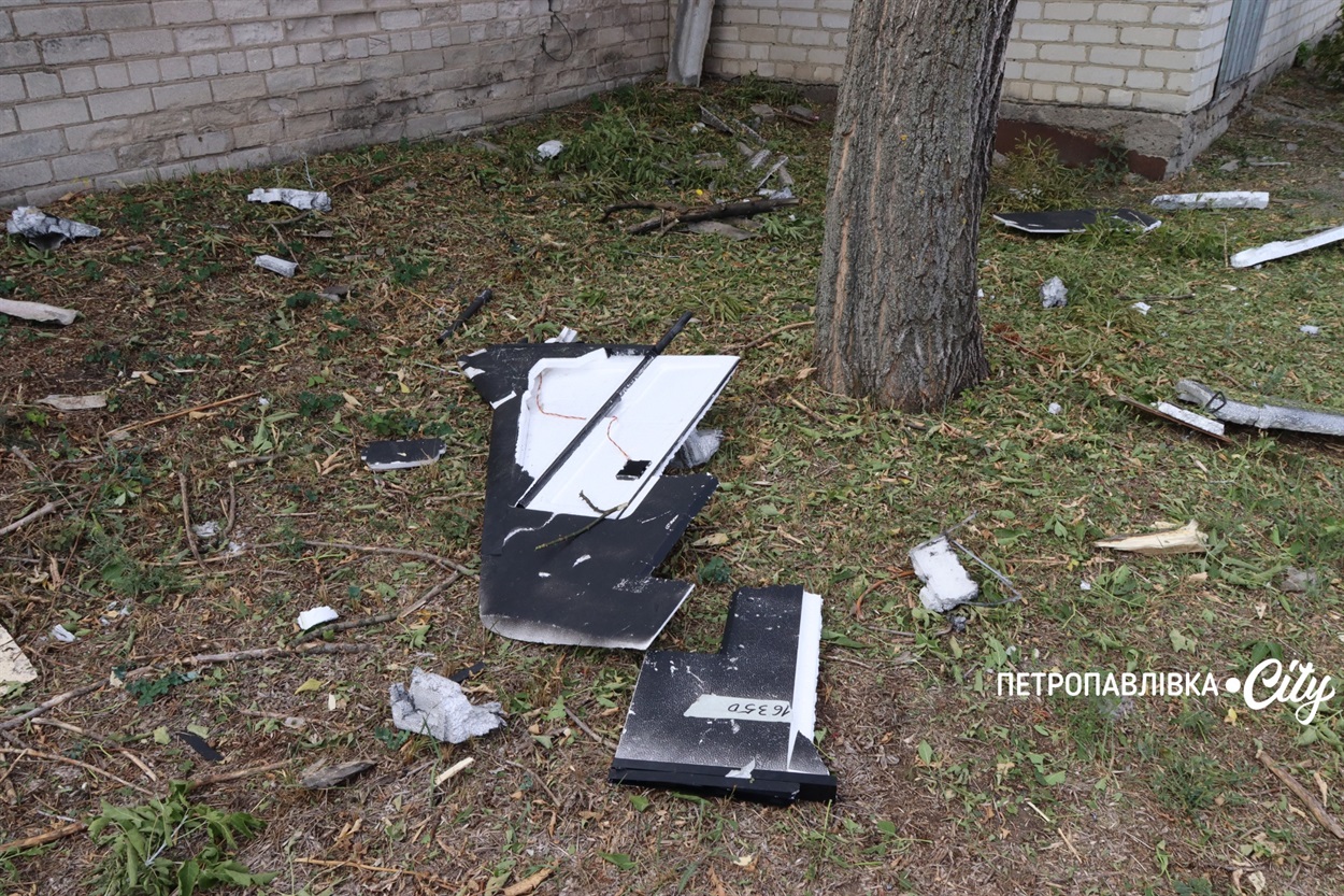 Ворог б’є дронами Петропавлівську громаду: під вогнем автівки та карета швидкої допомоги (ВІДЕО)