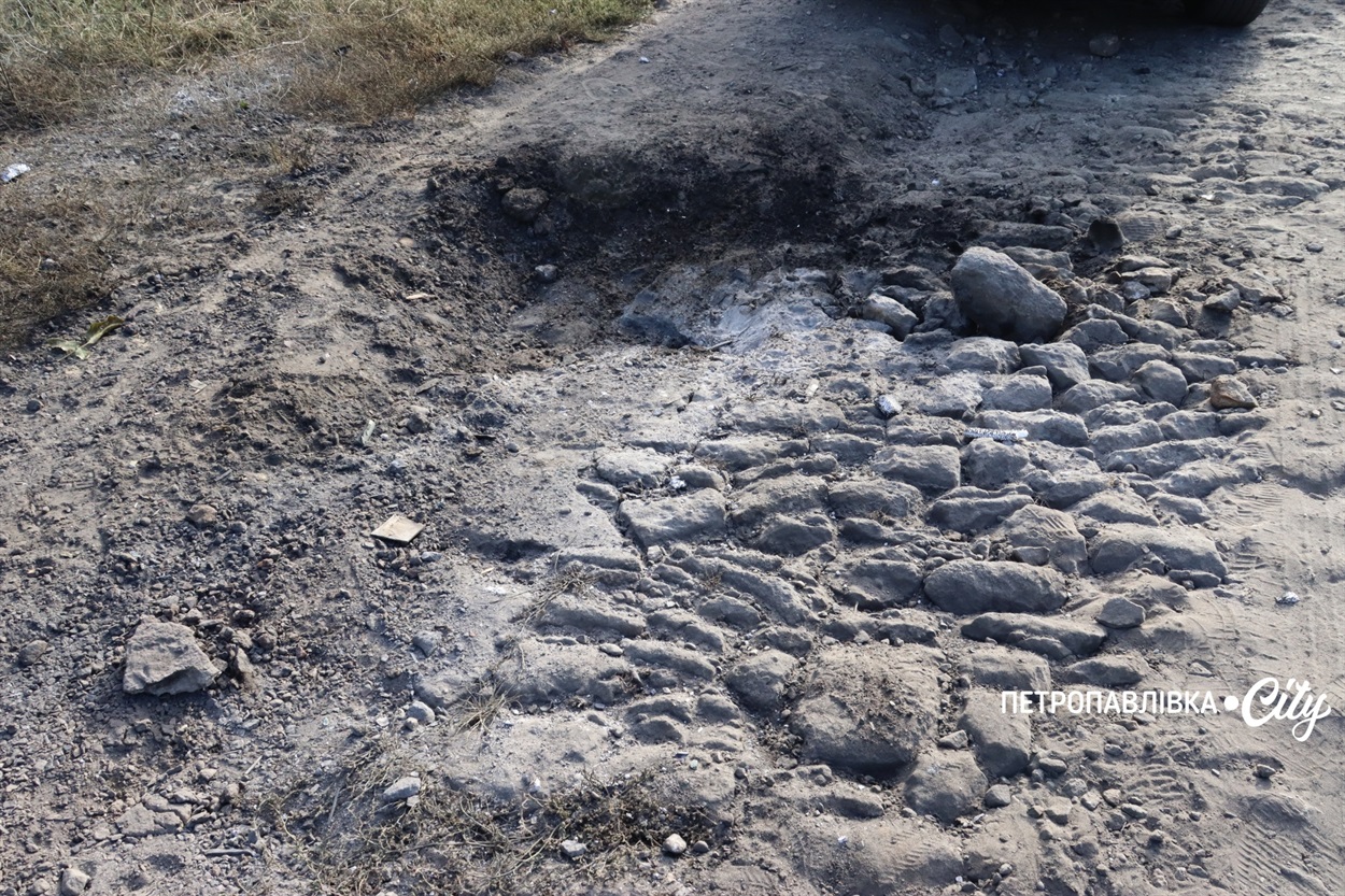 Ворог б’є дронами Петропавлівську громаду: під вогнем автівки та карета швидкої допомоги (ВІДЕО)