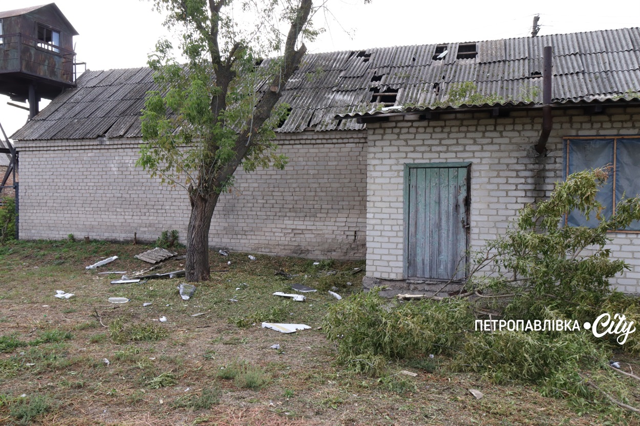 Ворог б’є дронами Петропавлівську громаду: під вогнем автівки та карета швидкої допомоги (ВІДЕО)