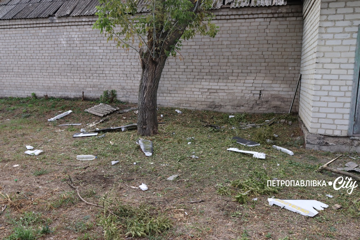 Ворог б’є дронами Петропавлівську громаду: під вогнем автівки та карета швидкої допомоги (ВІДЕО)