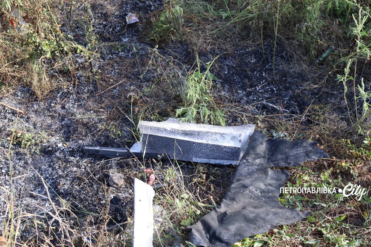 Ворог б’є дронами Петропавлівську громаду: під вогнем автівки та карета швидкої допомоги (ВІДЕО)