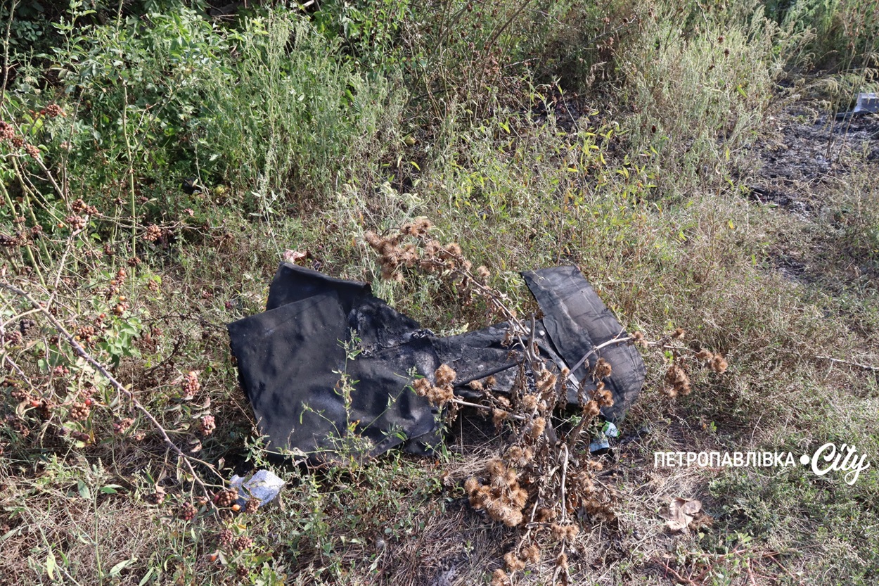 Ворог б’є дронами Петропавлівську громаду: під вогнем автівки та карета швидкої допомоги (ВІДЕО)