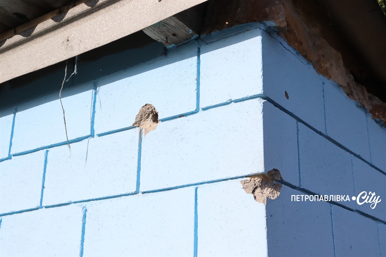 Ворог б’є дронами Петропавлівську громаду: під вогнем автівки та карета швидкої допомоги (ВІДЕО)