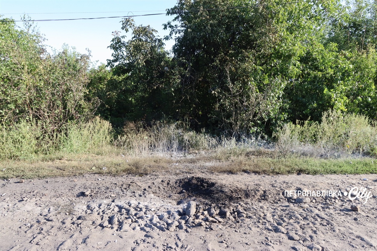 Ворог б’є дронами Петропавлівську громаду: під вогнем автівки та карета швидкої допомоги (ВІДЕО)