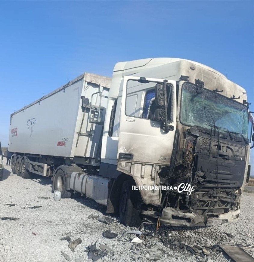 Ворог б’є дронами Петропавлівську громаду: під вогнем автівки та карета швидкої допомоги (ВІДЕО)