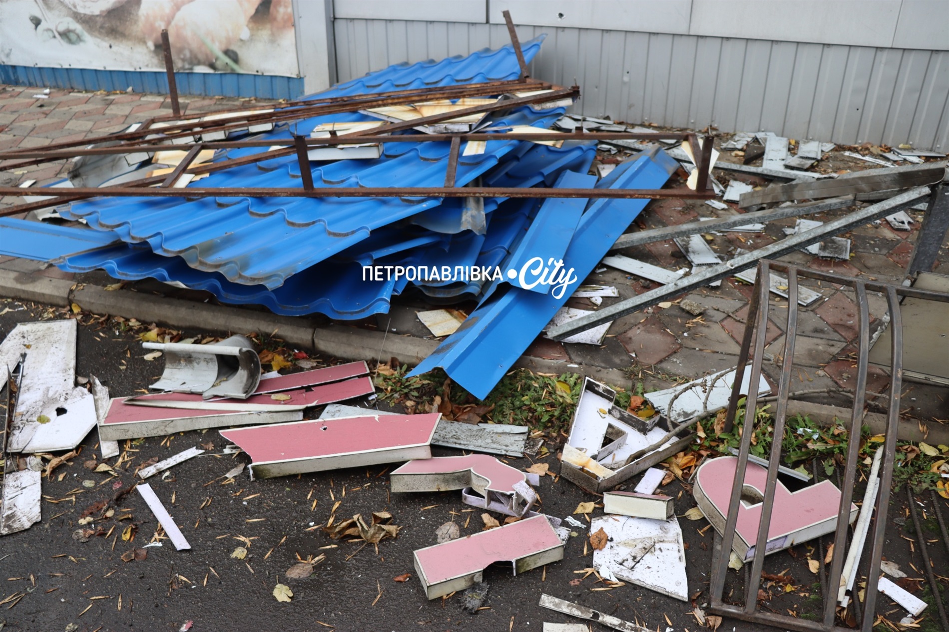 Ракети та шахеди на Петропавлівку: ворог вбиває цивільних людей