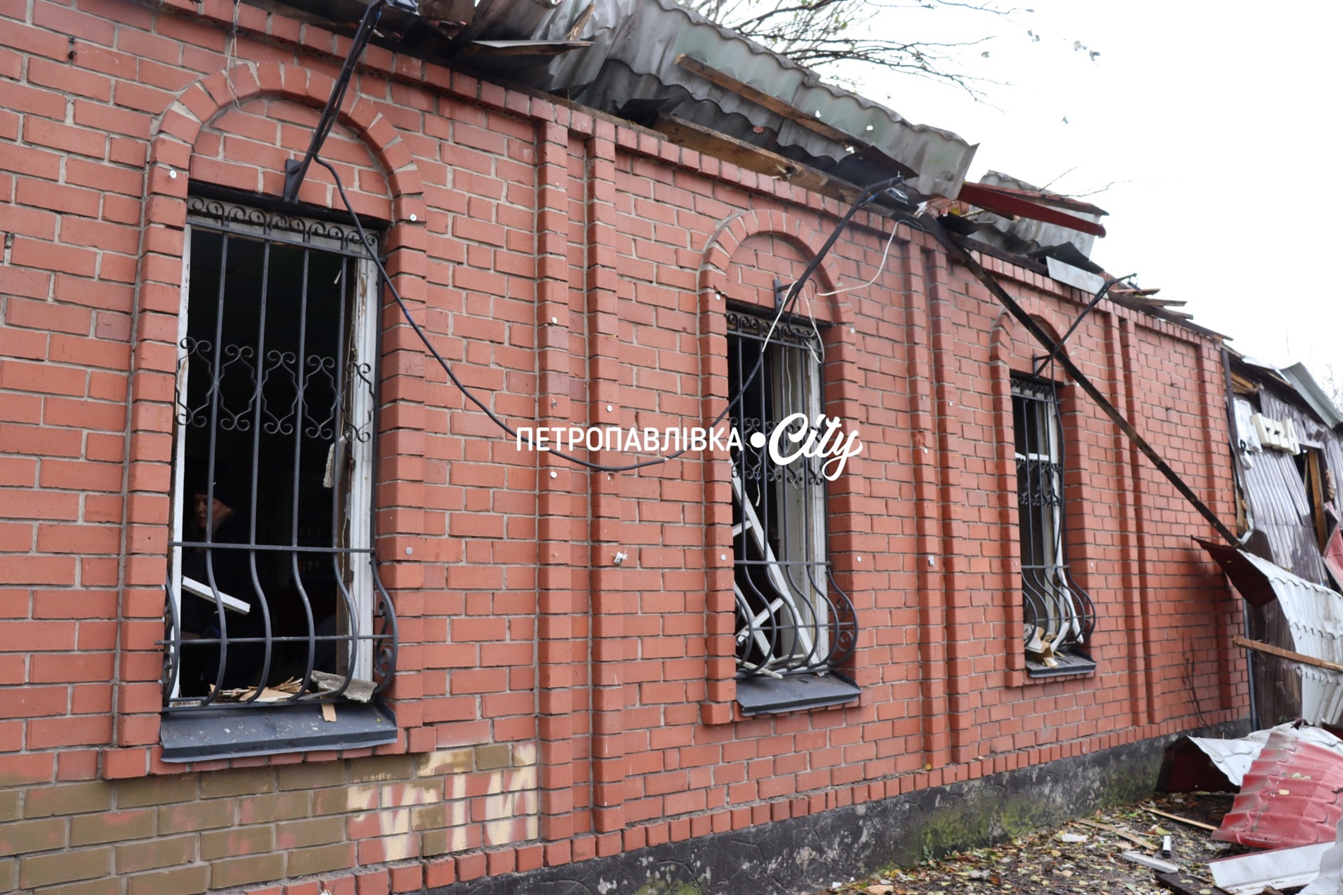 Ракети та шахеди на Петропавлівку: ворог вбиває цивільних людей