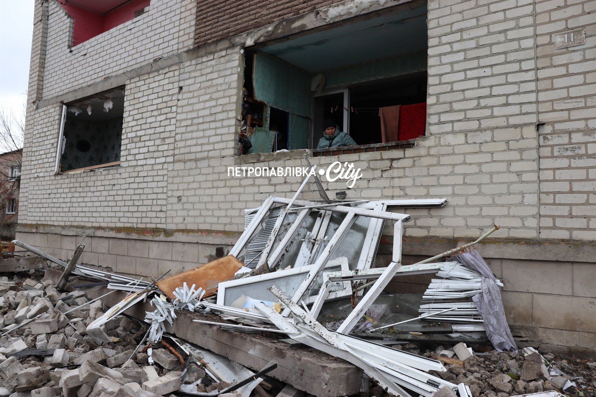 Ракети та шахеди на Петропавлівку: ворог вбиває цивільних людей