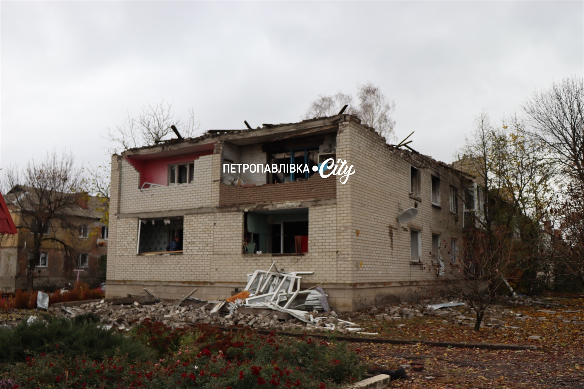 Ракети та шахеди на Петропавлівку: ворог вбиває цивільних людей