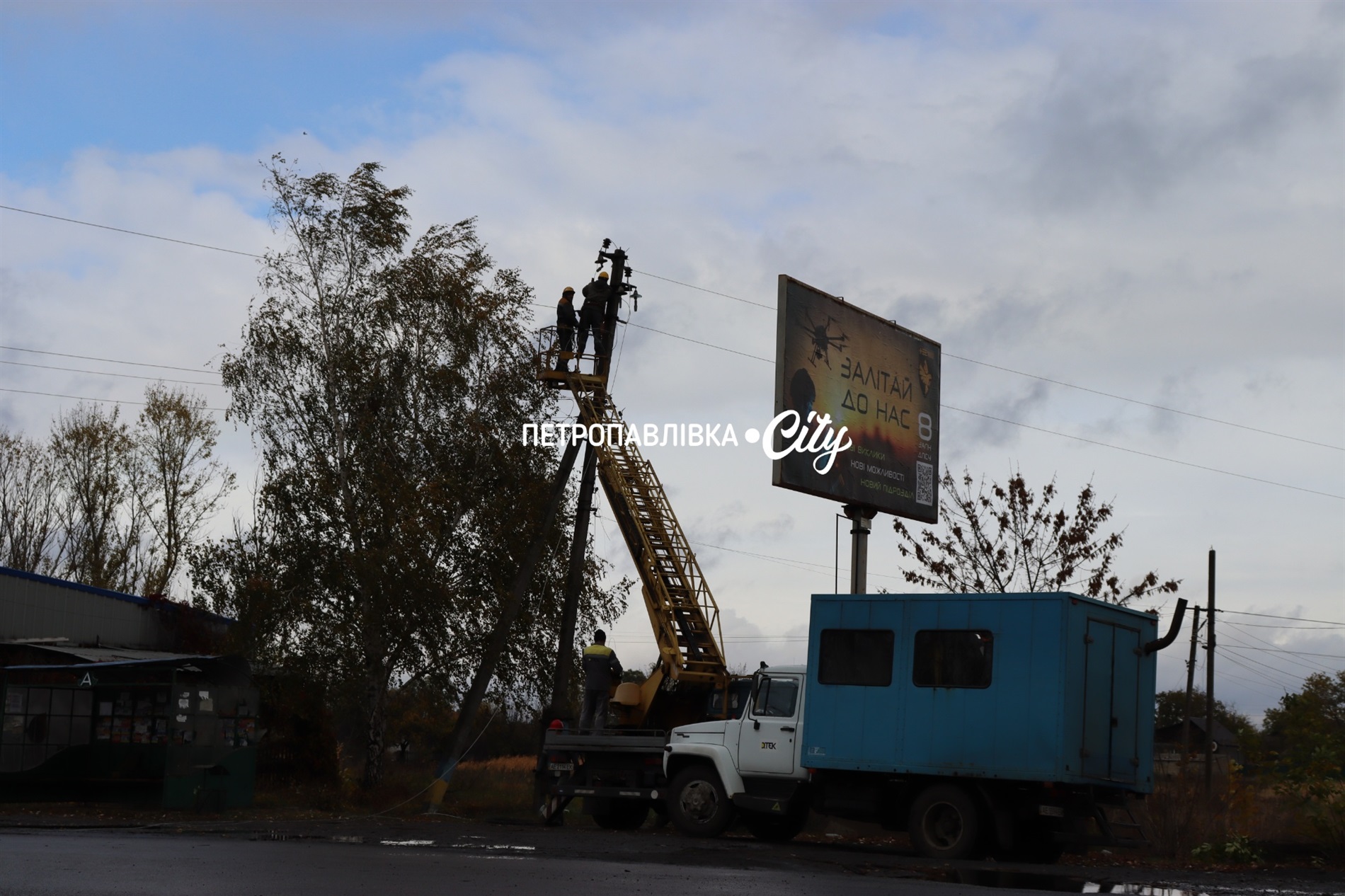 Ракети та шахеди на Петропавлівку: ворог вбиває цивільних людей