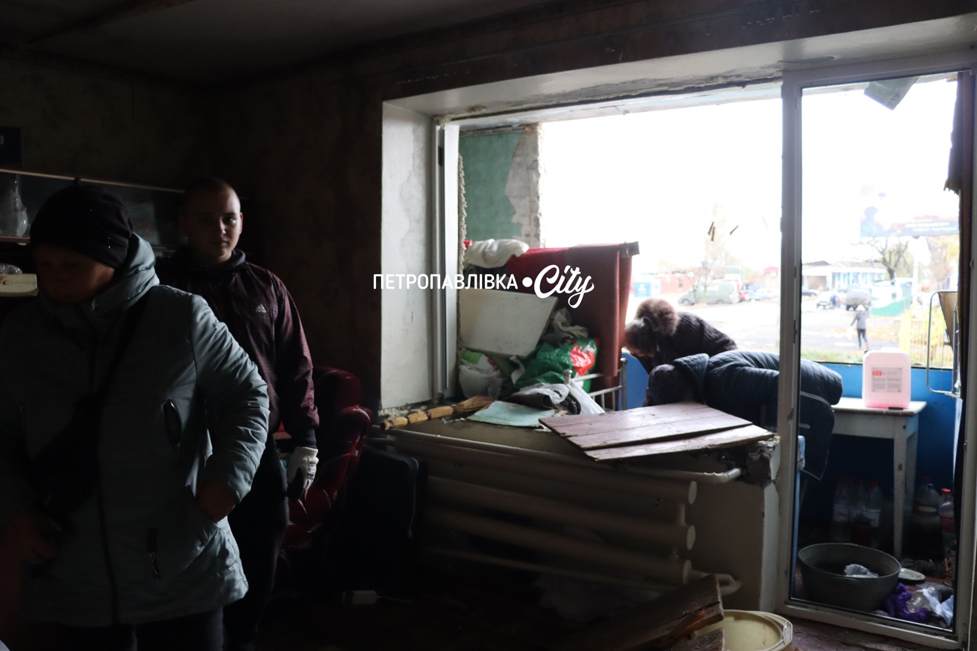 Ракети та шахеди на Петропавлівку: ворог вбиває цивільних людей