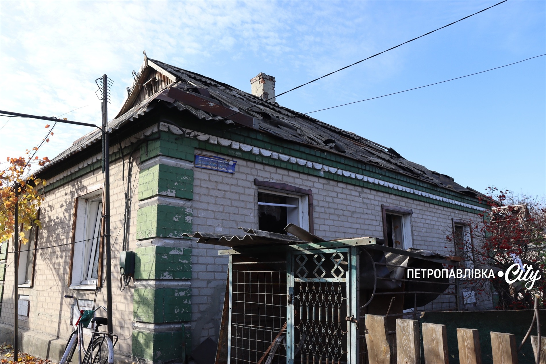 Миколаївка після ворожої атаки: загинула людина, зруйновані будинки та життя