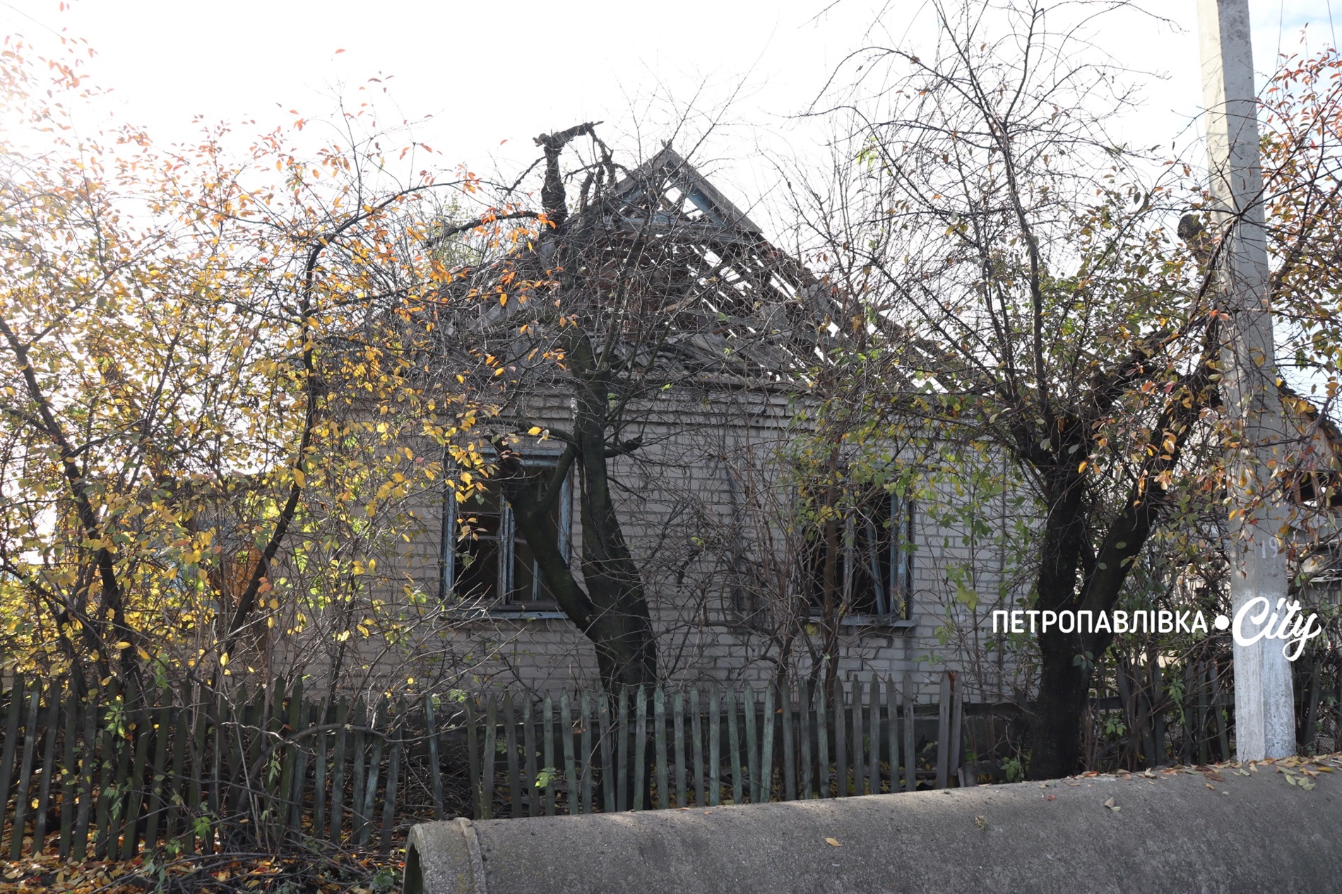 Миколаївка після ворожої атаки: загинула людина, зруйновані будинки та життя