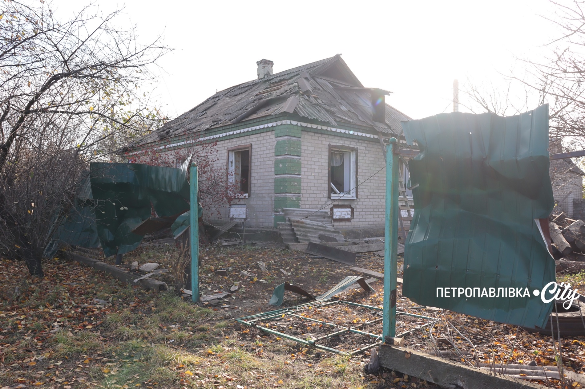 Миколаївка після ворожої атаки: загинула людина, зруйновані будинки та життя