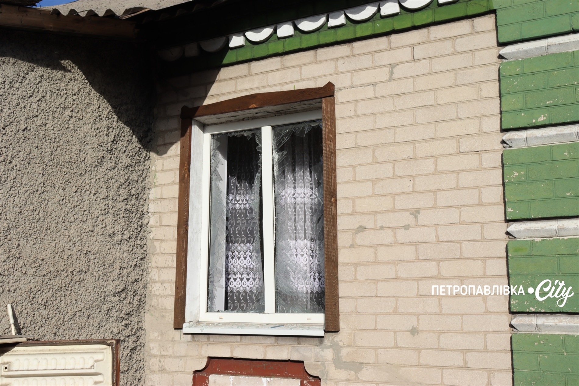 Миколаївка після ворожої атаки: загинула людина, зруйновані будинки та життя