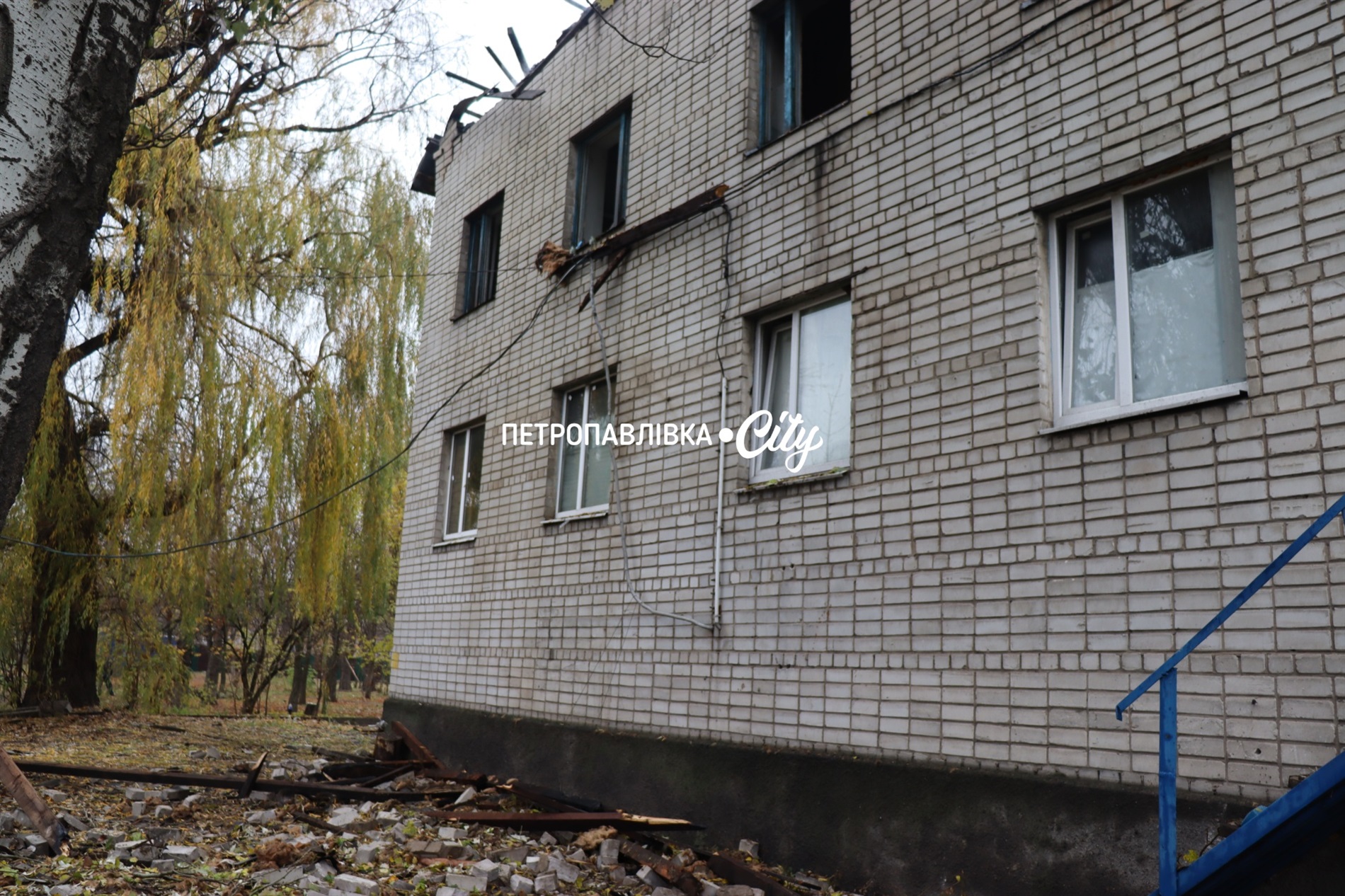 Петропавлівка під ворожим ударом: зруйновано кінотеатр, кафе, магазин (ВІДЕО)