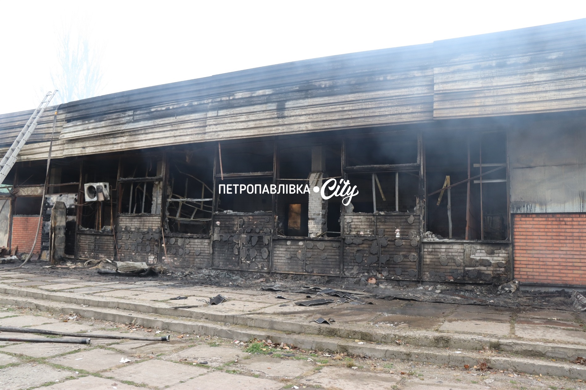 Петропавлівка під ворожим ударом: зруйновано кінотеатр, кафе, магазин (ВІДЕО)