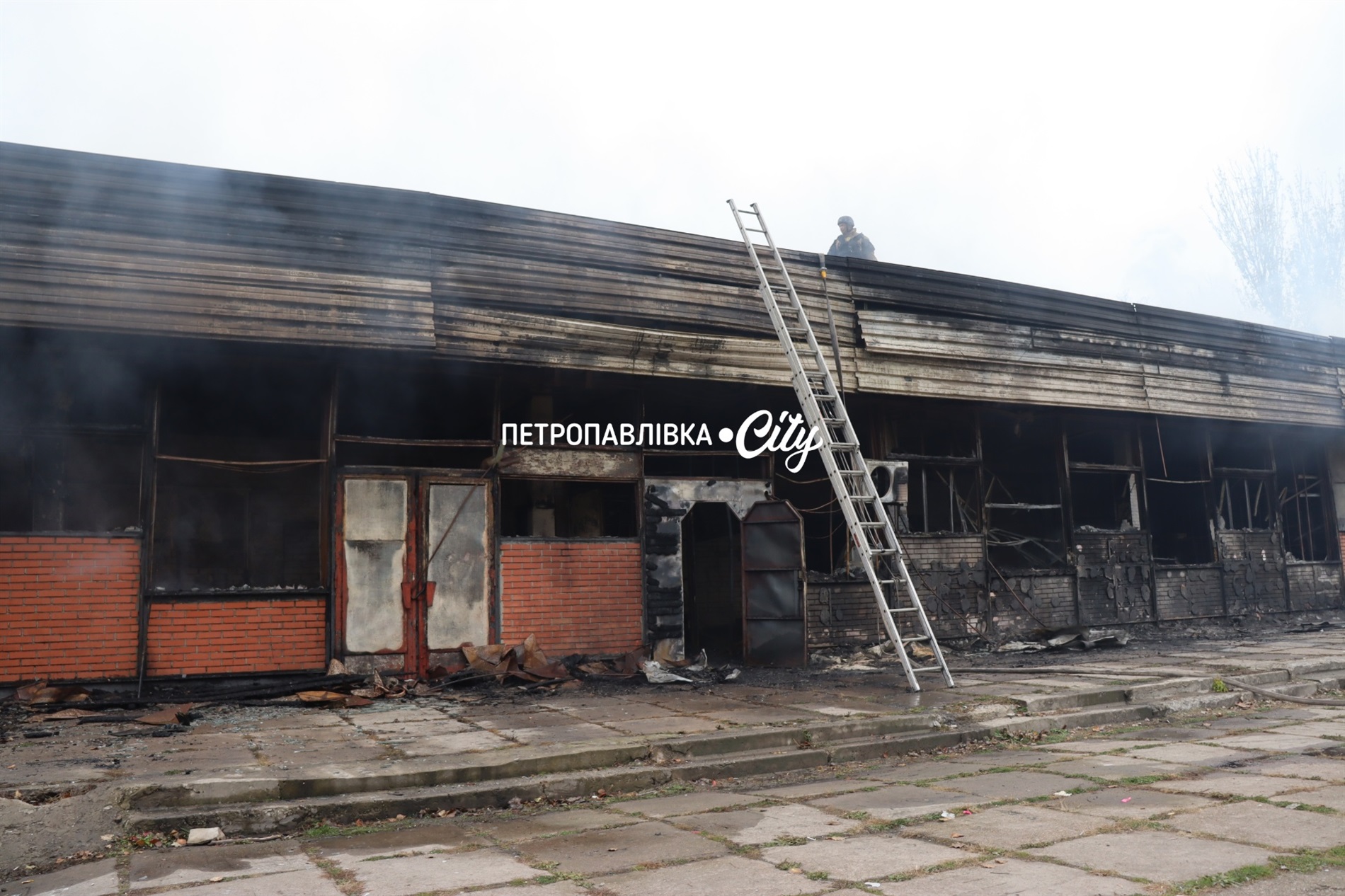 Петропавлівка під ворожим ударом: зруйновано кінотеатр, кафе, магазин (ВІДЕО)