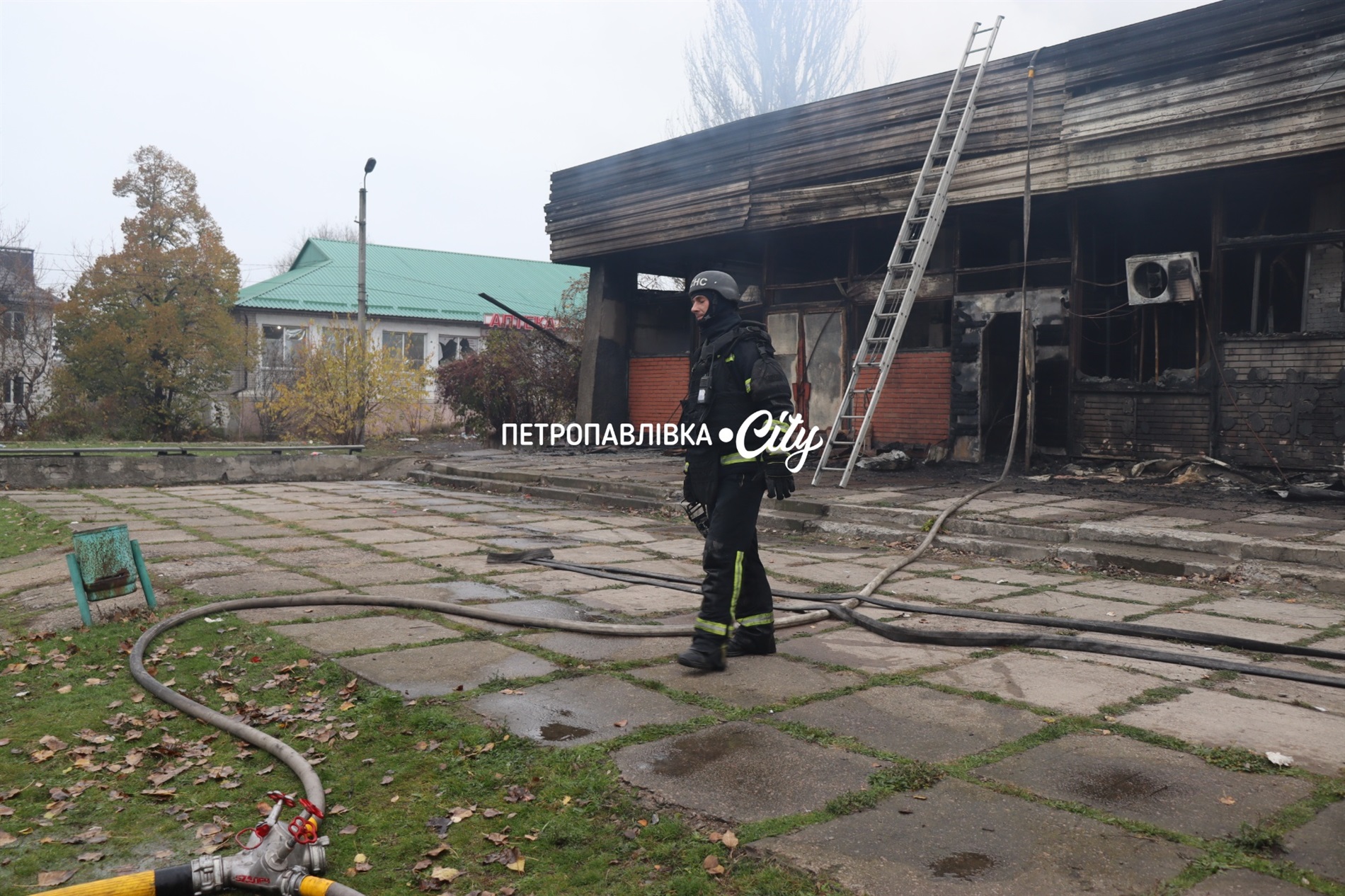 Петропавлівка під ворожим ударом: зруйновано кінотеатр, кафе, магазин (ВІДЕО)