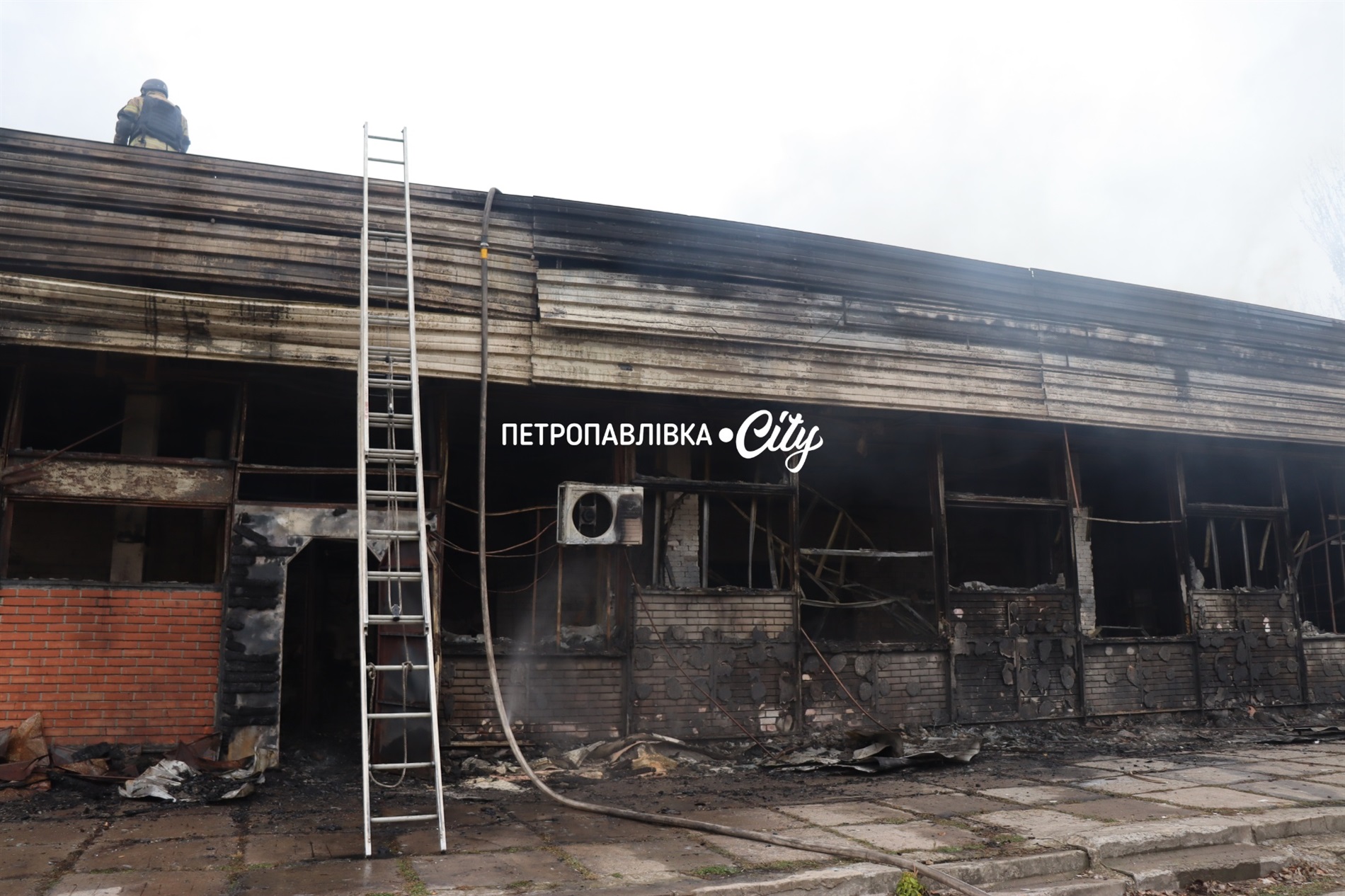 Петропавлівка під ворожим ударом: зруйновано кінотеатр, кафе, магазин (ВІДЕО)