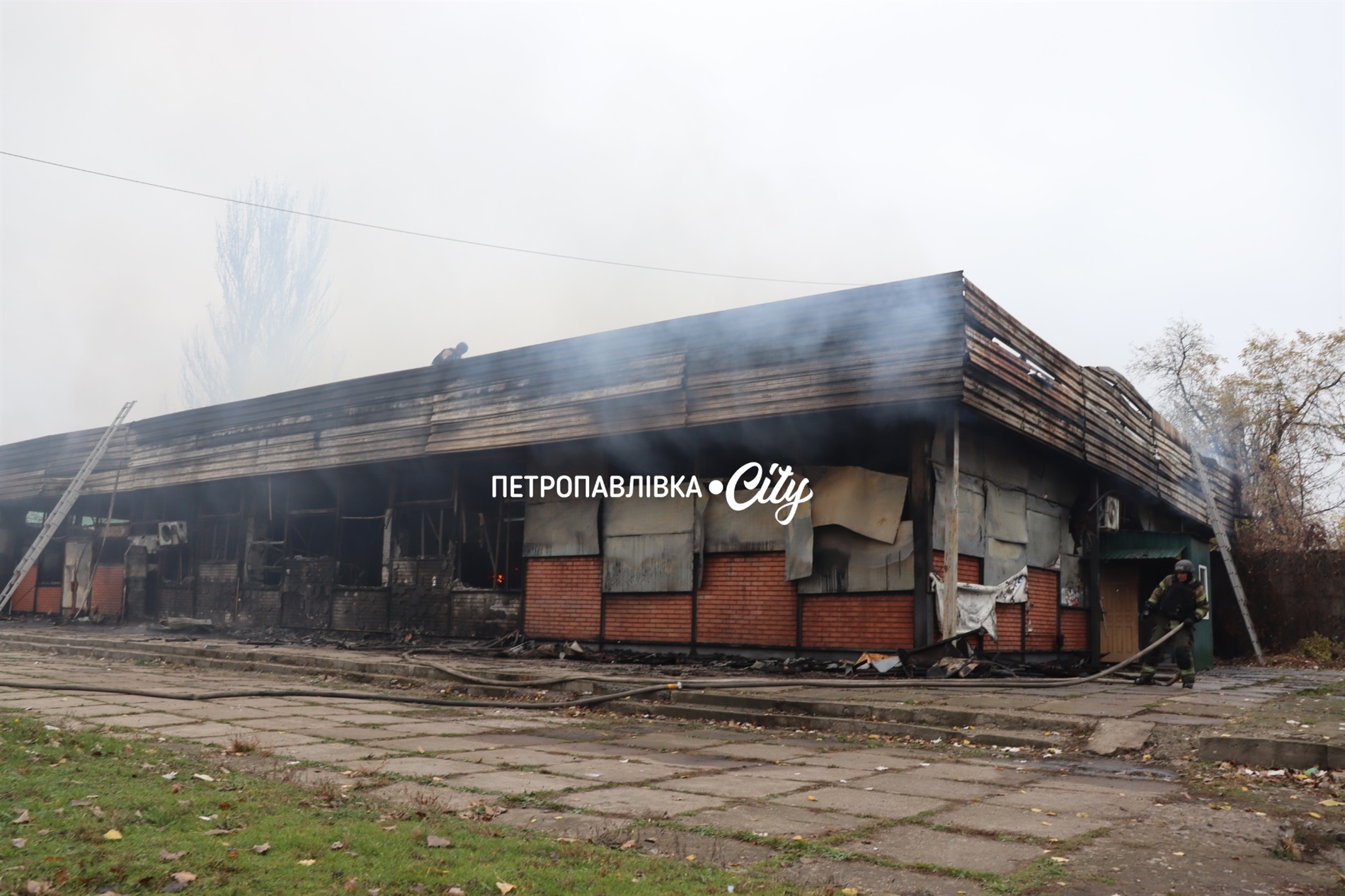 Петропавлівка під ворожим ударом: зруйновано кінотеатр, кафе, магазин (ВІДЕО)