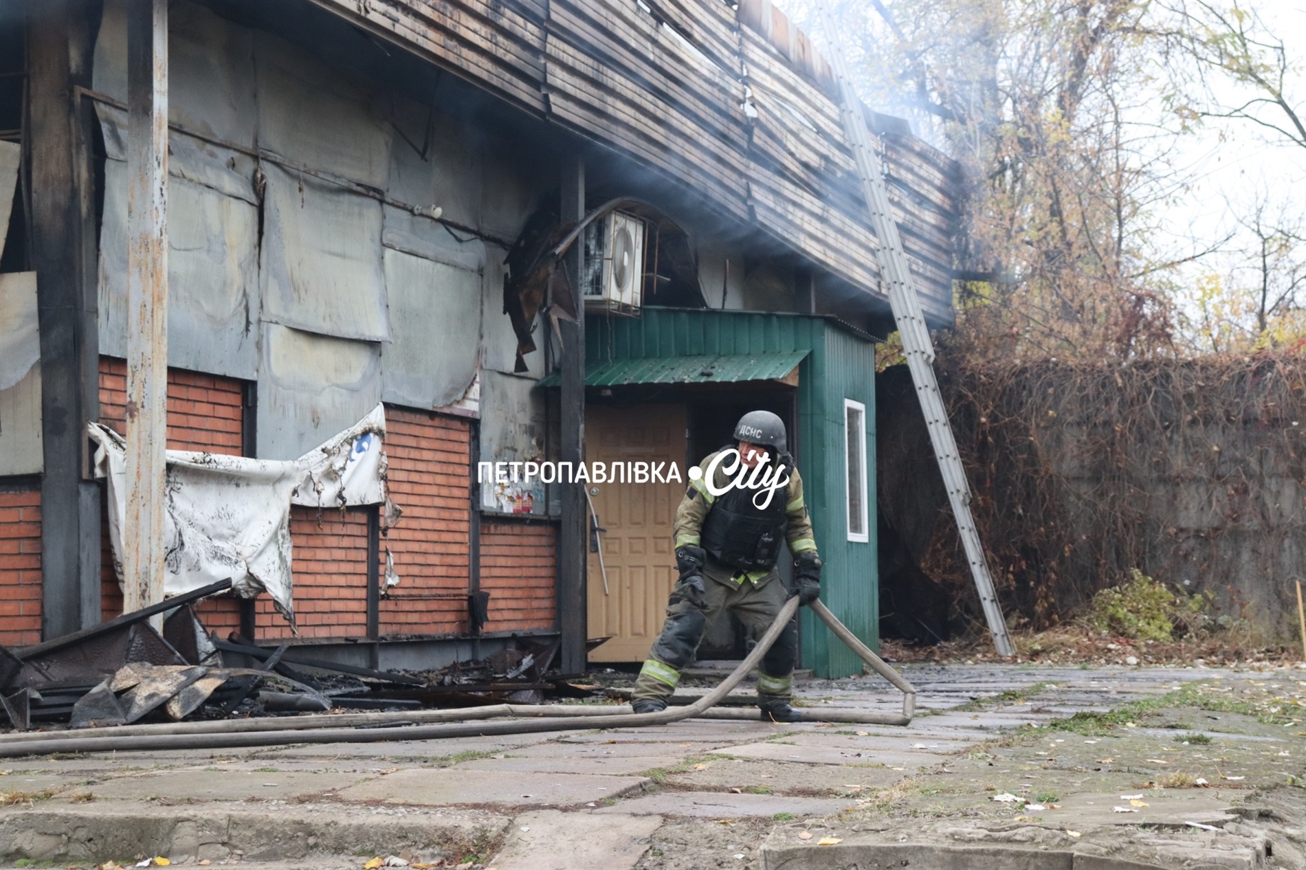 Петропавлівка під ворожим ударом: зруйновано кінотеатр, кафе, магазин (ВІДЕО)