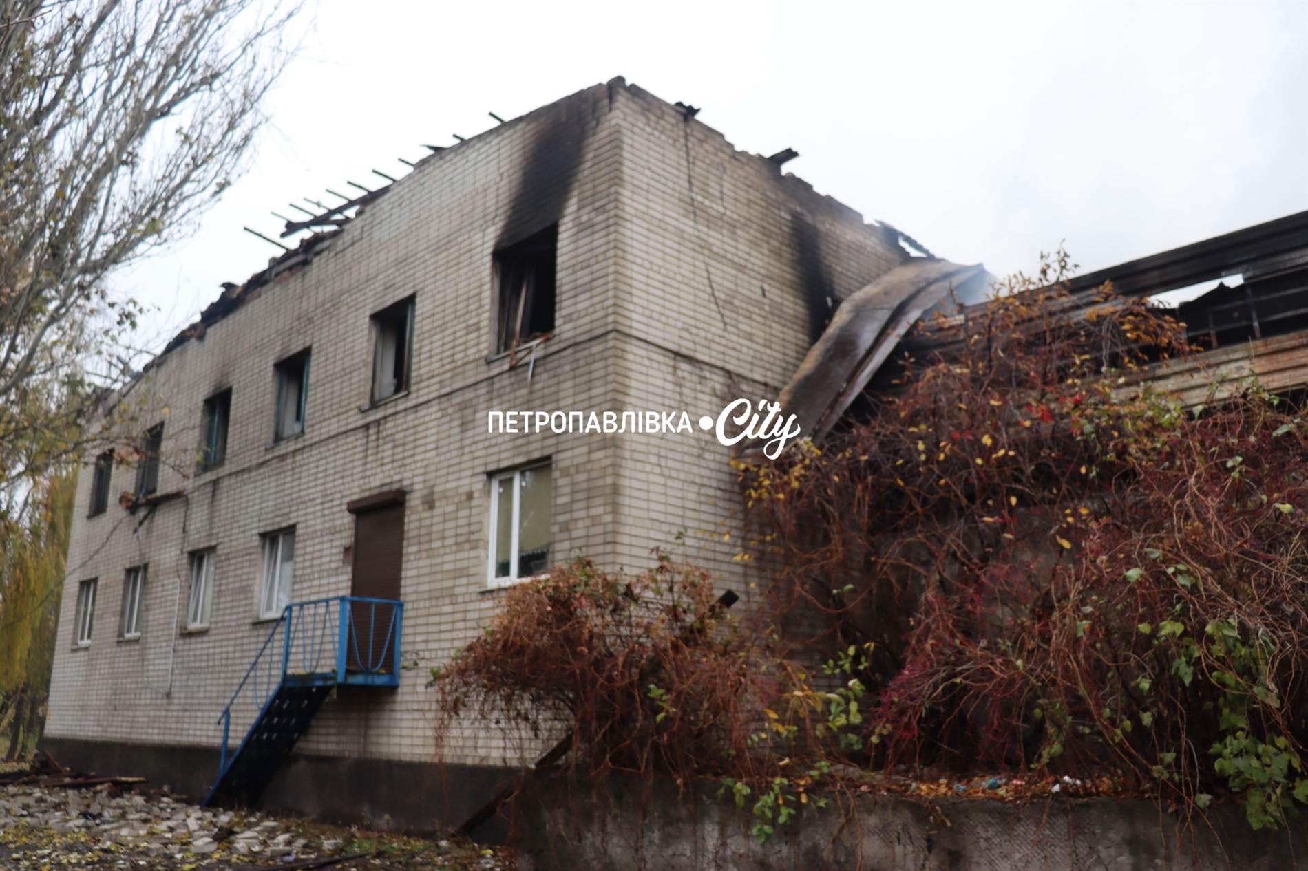 Петропавлівка під ворожим ударом: зруйновано кінотеатр, кафе, магазин (ВІДЕО)