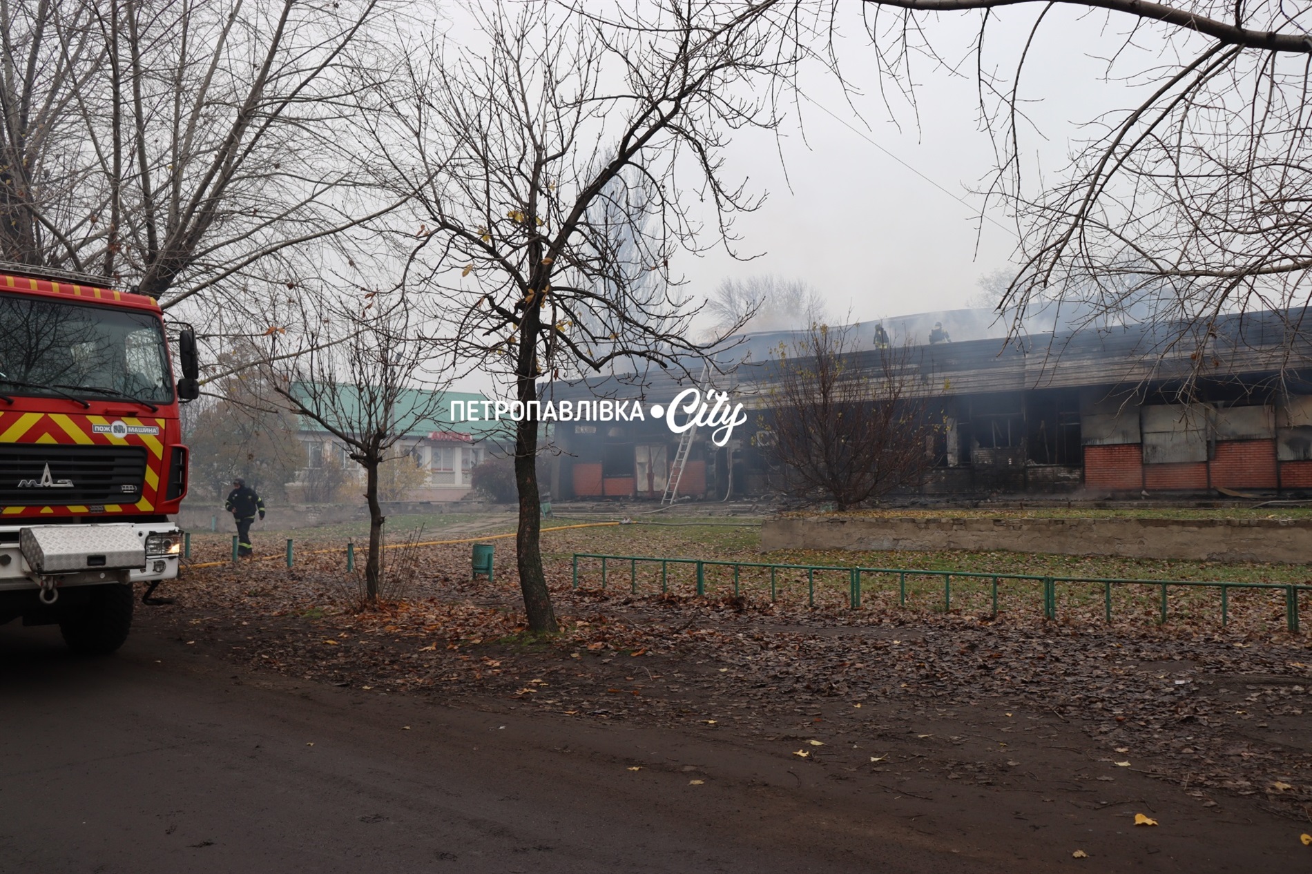 Петропавлівка під ворожим ударом: зруйновано кінотеатр, кафе, магазин (ВІДЕО)
