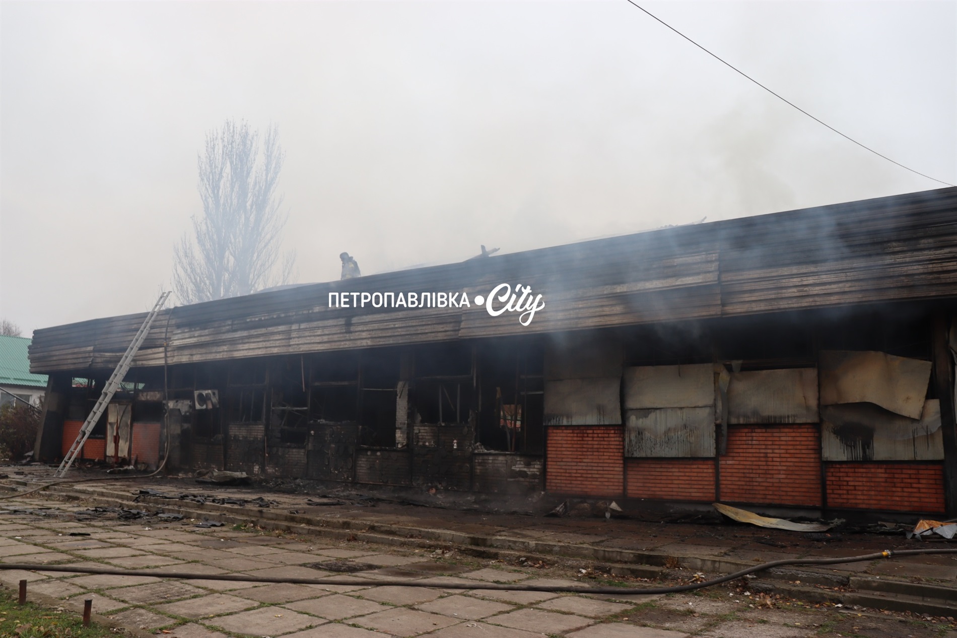 Петропавлівка під ворожим ударом: зруйновано кінотеатр, кафе, магазин (ВІДЕО)