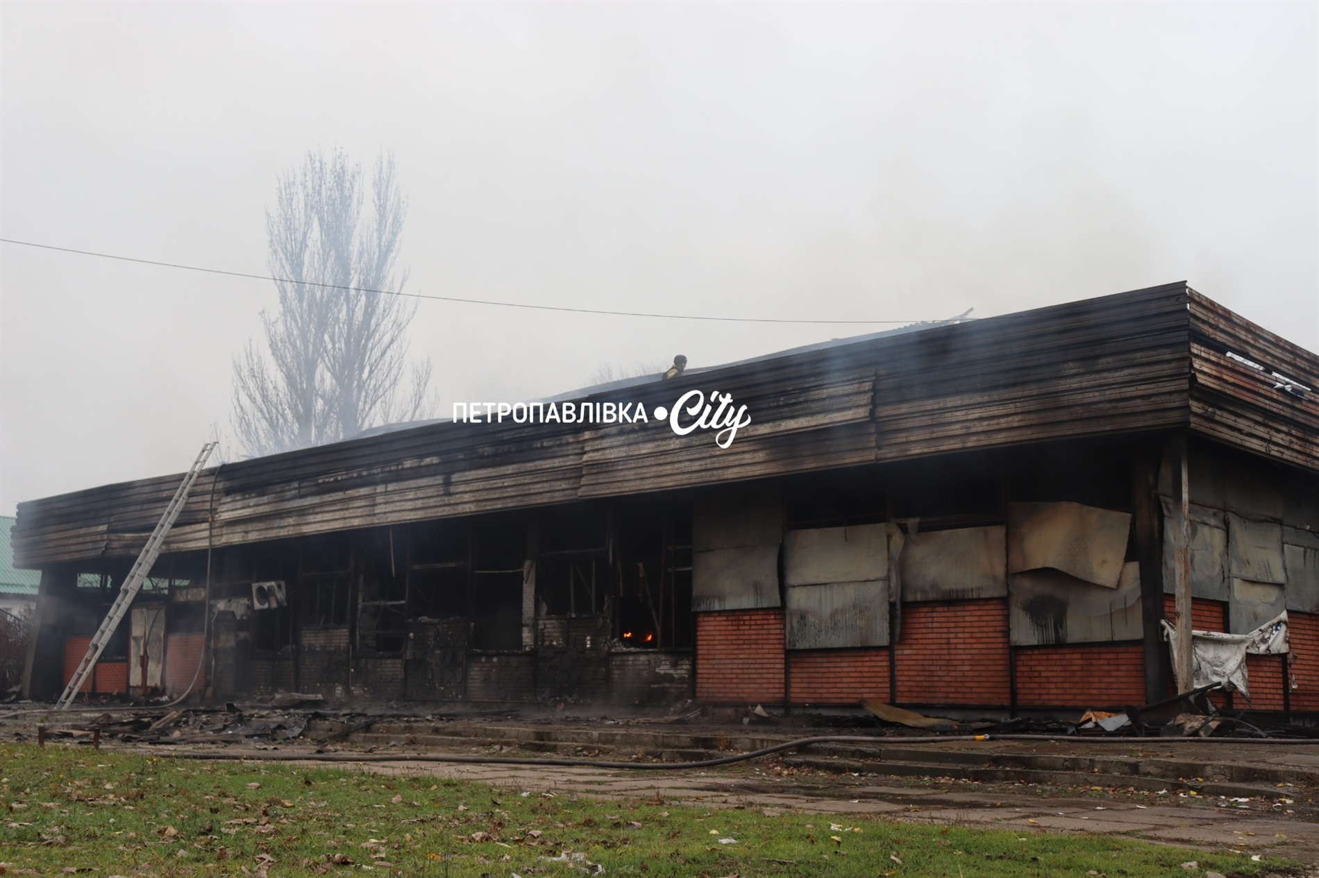 Петропавлівка під ворожим ударом: зруйновано кінотеатр, кафе, магазин (ВІДЕО)