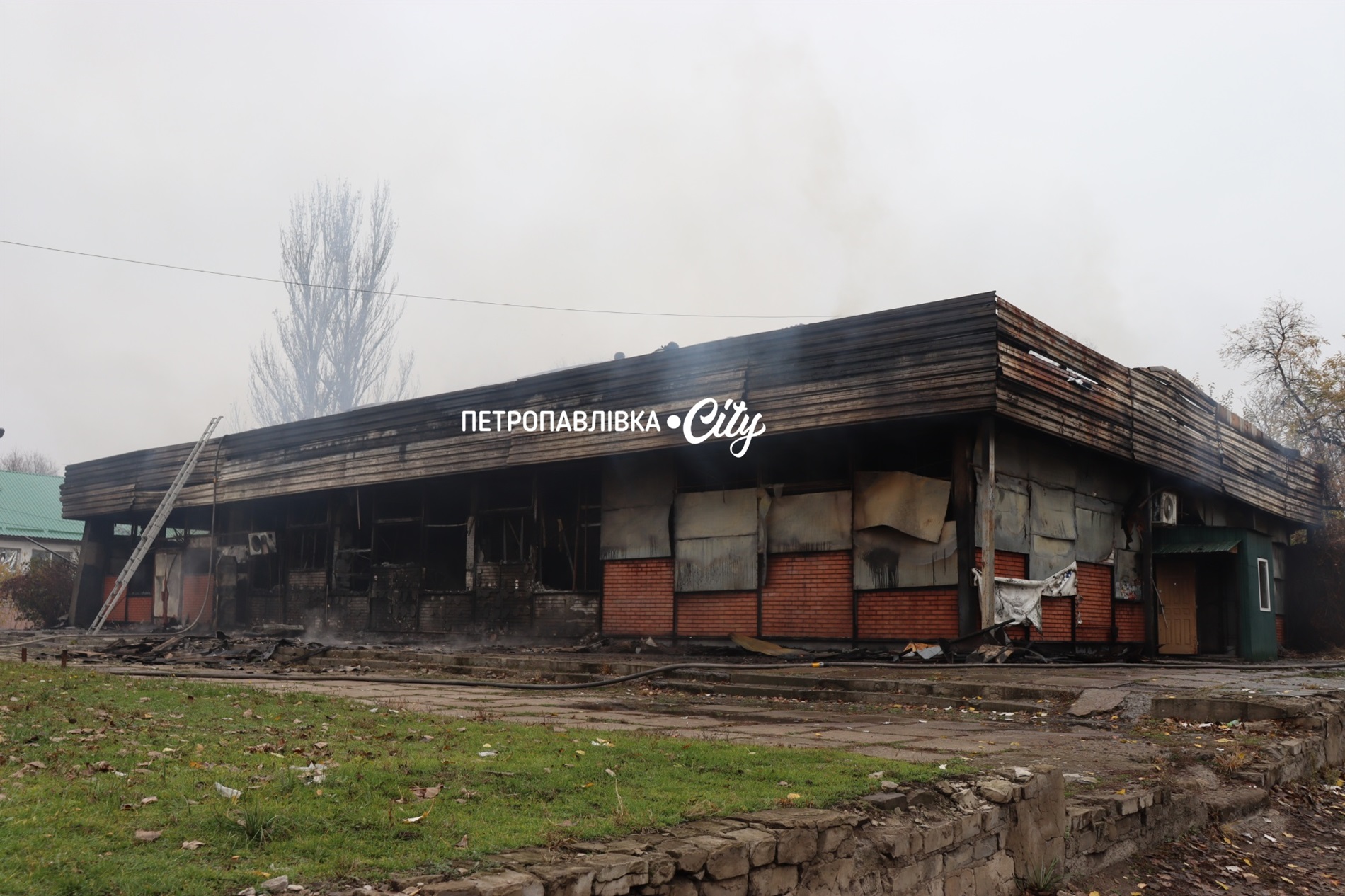 Петропавлівка під ворожим ударом: зруйновано кінотеатр, кафе, магазин (ВІДЕО)