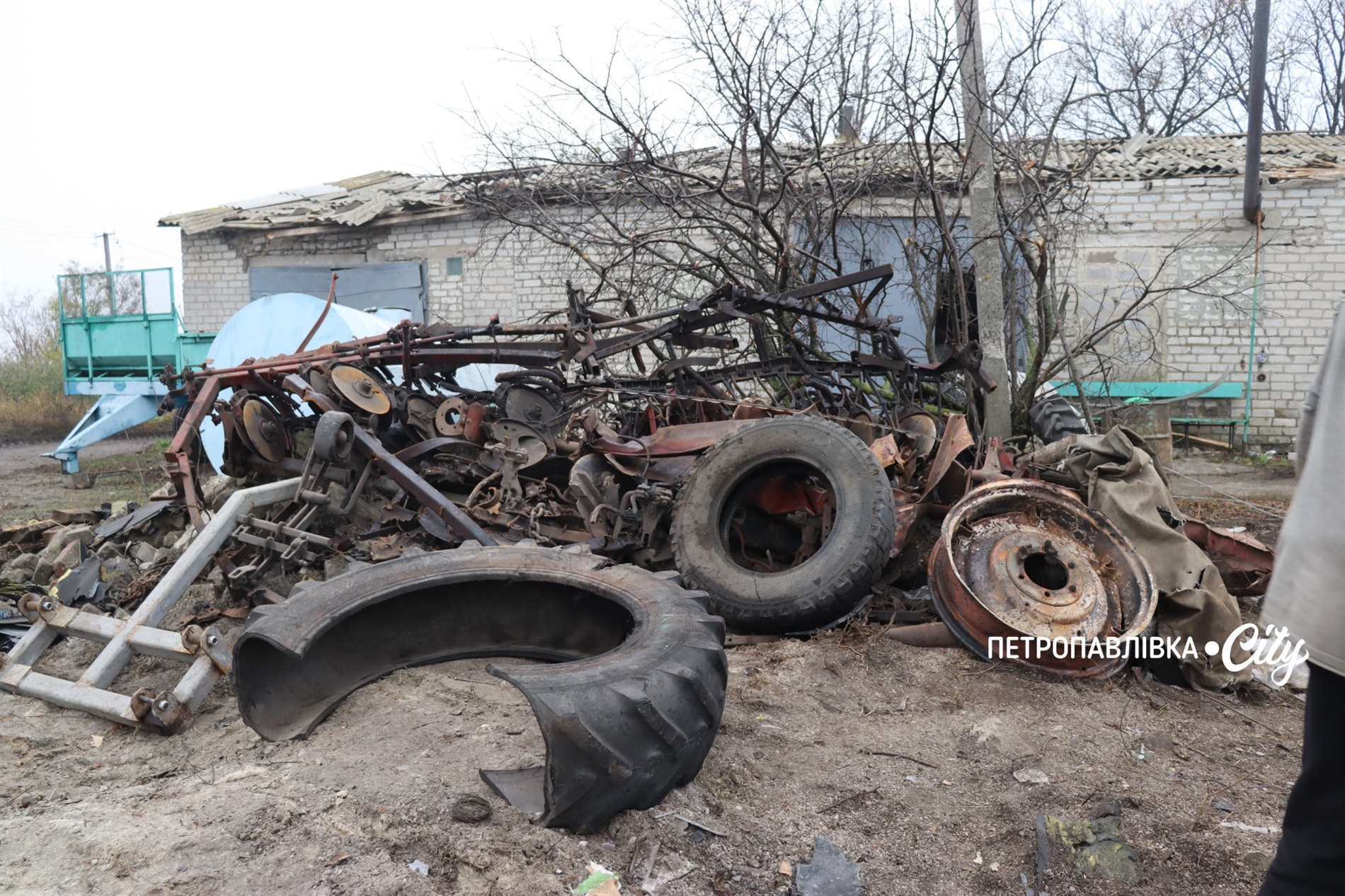 Ворог ударив по аграріях Маломиколаївки: зруйновані техніка та склади, втрачені врожаї (ВІДЕО)