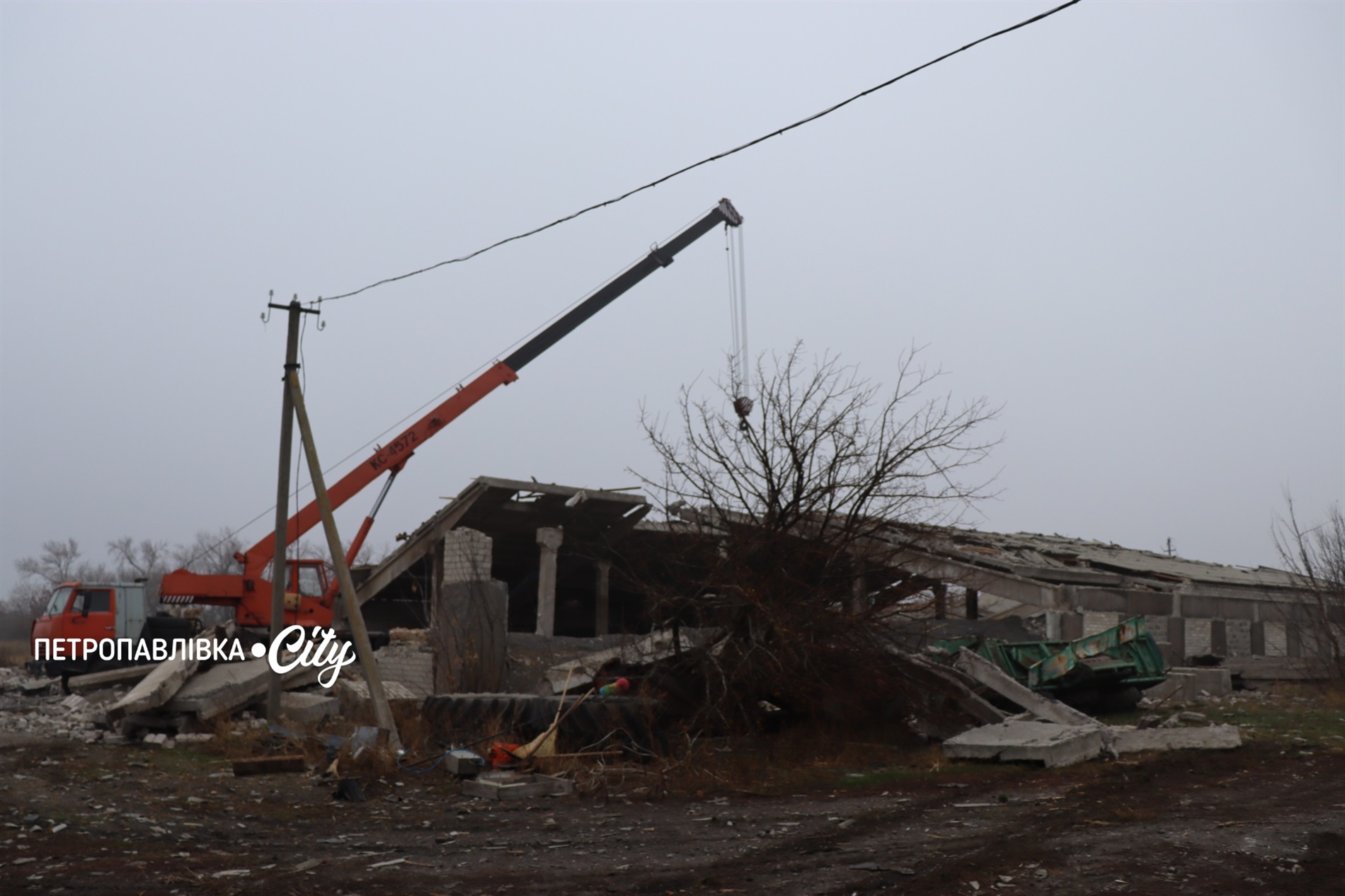 Ворог ударив по аграріях Маломиколаївки: зруйновані техніка та склади, втрачені врожаї (ВІДЕО)