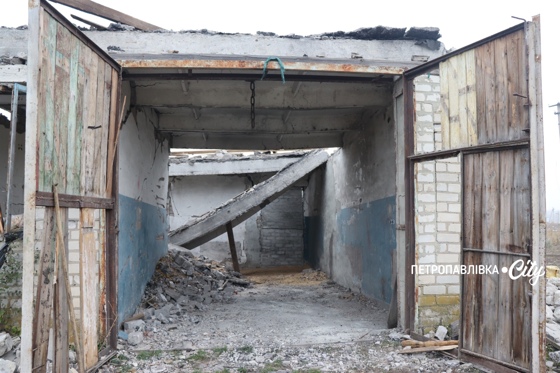 Ворог ударив по аграріях Маломиколаївки: зруйновані техніка та склади, втрачені врожаї (ВІДЕО)