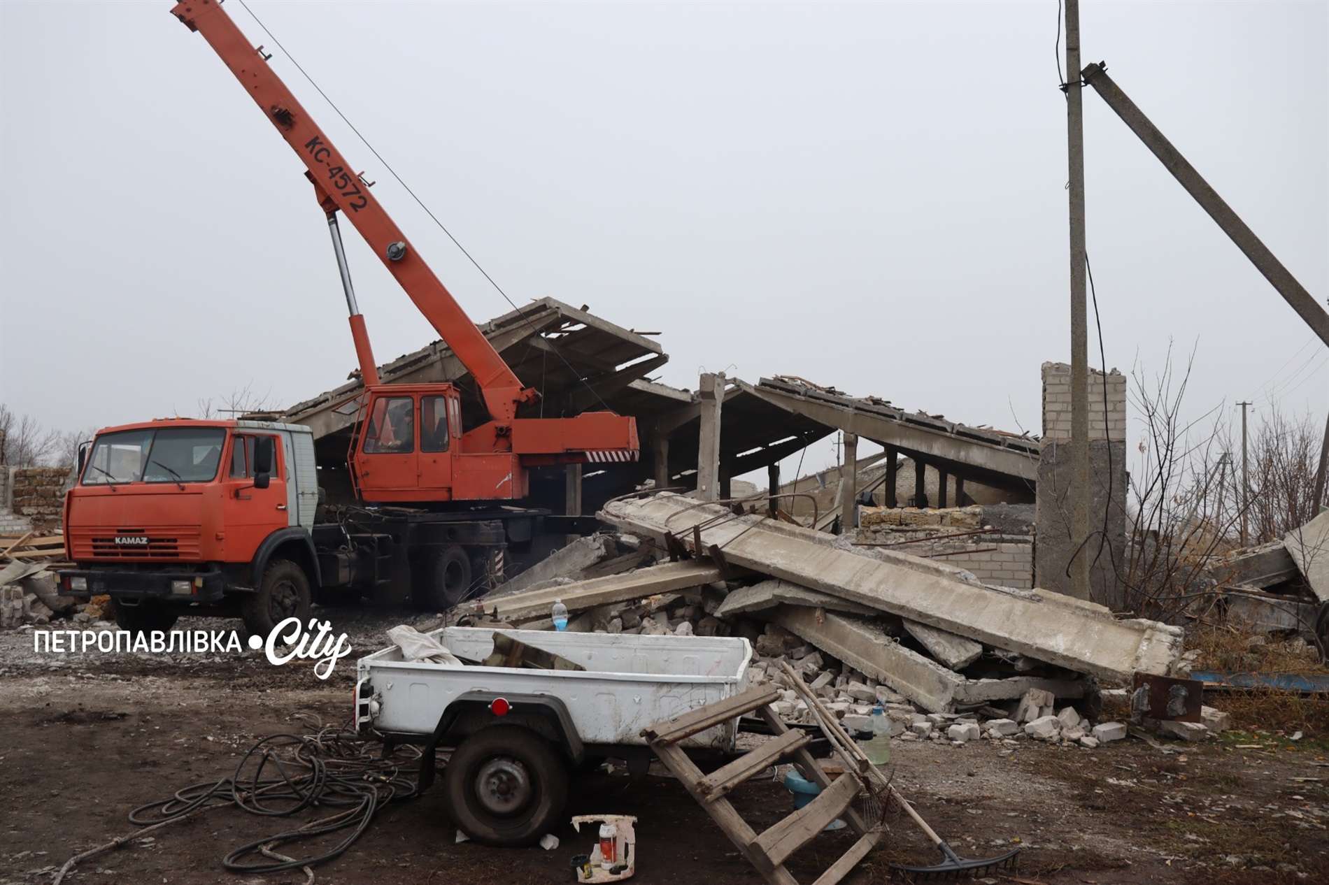 Ворог ударив по аграріях Маломиколаївки: зруйновані техніка та склади, втрачені врожаї (ВІДЕО)