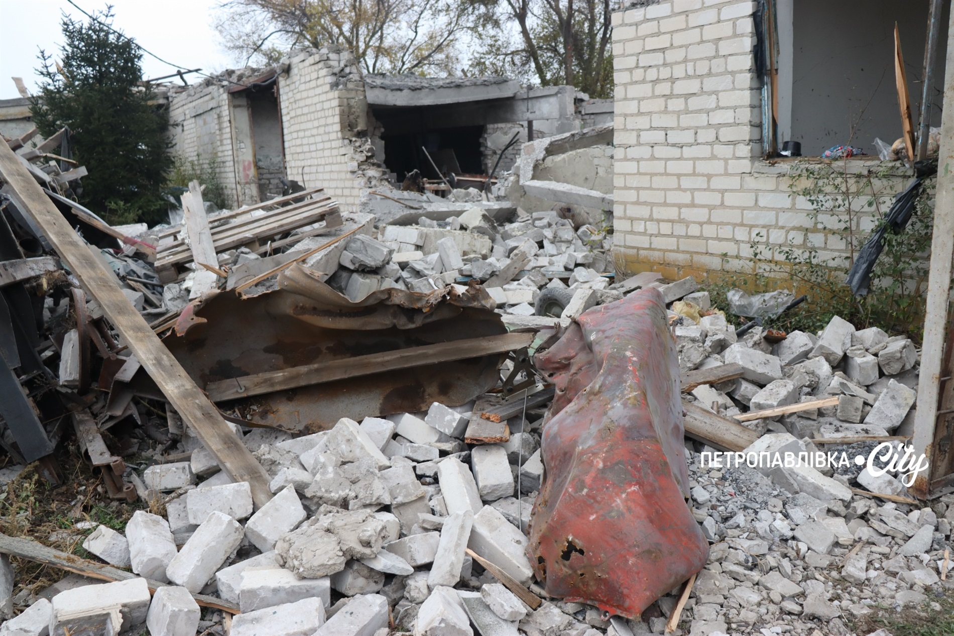Ворог ударив по аграріях Маломиколаївки: зруйновані техніка та склади, втрачені врожаї (ВІДЕО)